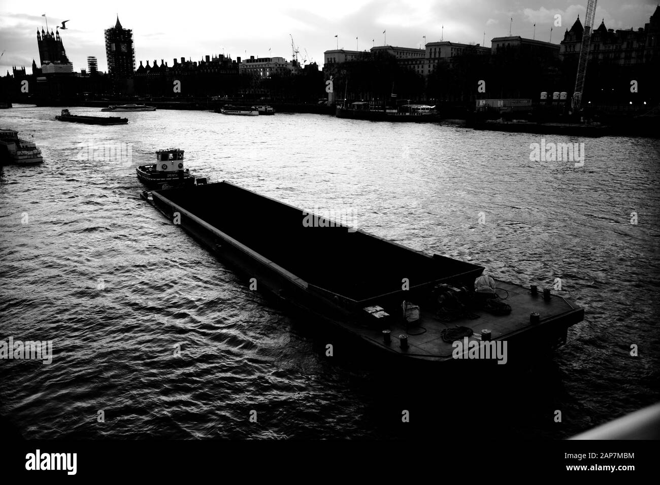 La nave di Tideway Class è piena di carrucole provenienti dal Thames Tideway Tunnel, progetto di infrastruttura che viene spinto lungo il Tamigi a Londra da Tug Boat Foto Stock