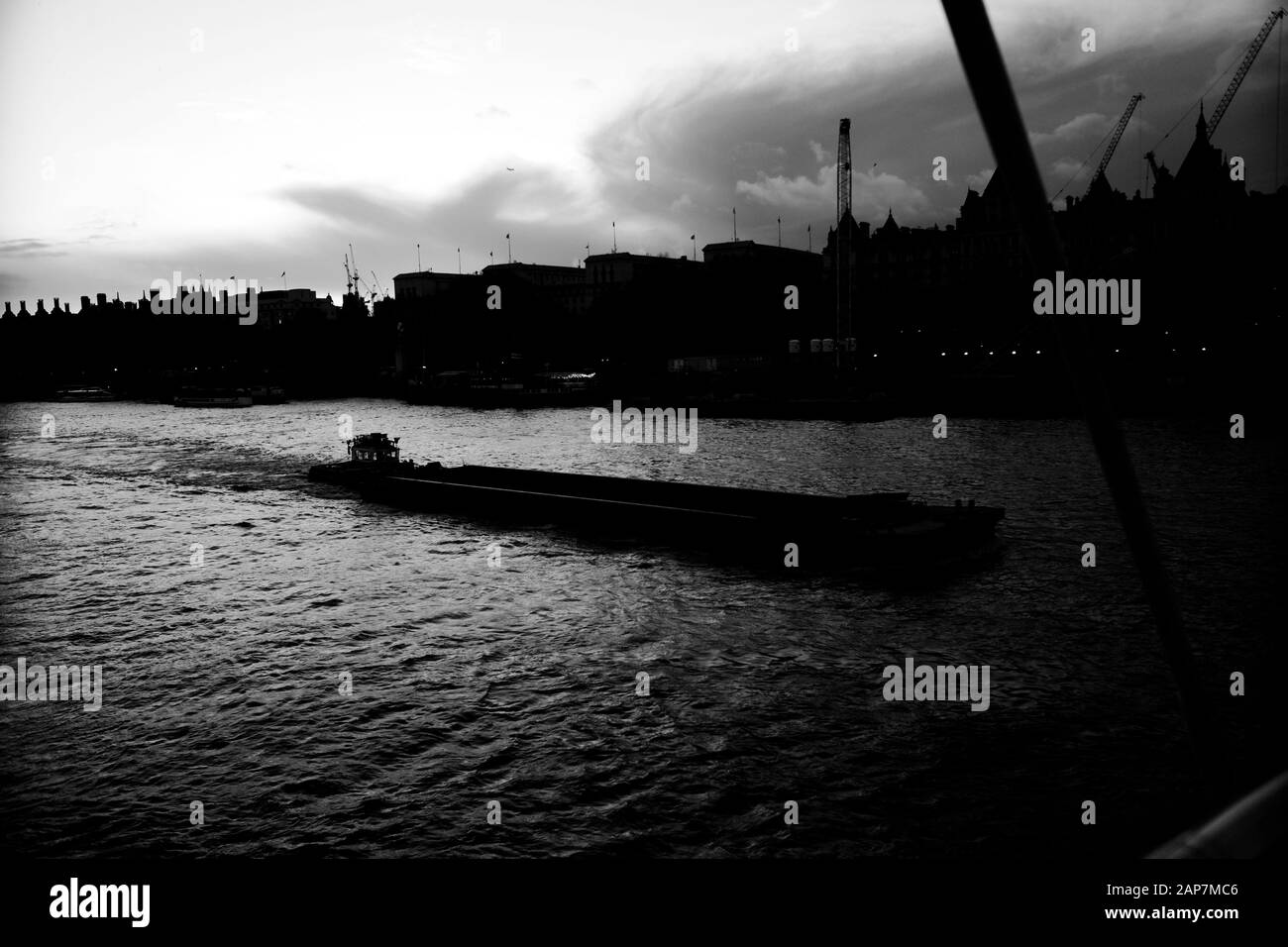 La nave di Tideway Class è piena di carrucole provenienti dal Thames Tideway Tunnel, progetto di infrastruttura che viene spinto lungo il Tamigi a Londra da Tug Boat Foto Stock