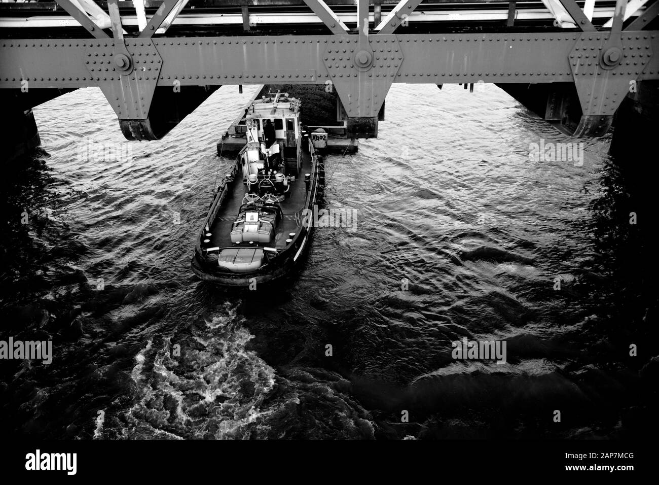 La nave di Tideway Class è piena di carrucole provenienti dal Thames Tideway Tunnel, progetto di infrastruttura che viene spinto lungo il Tamigi a Londra da Tug Boat Foto Stock