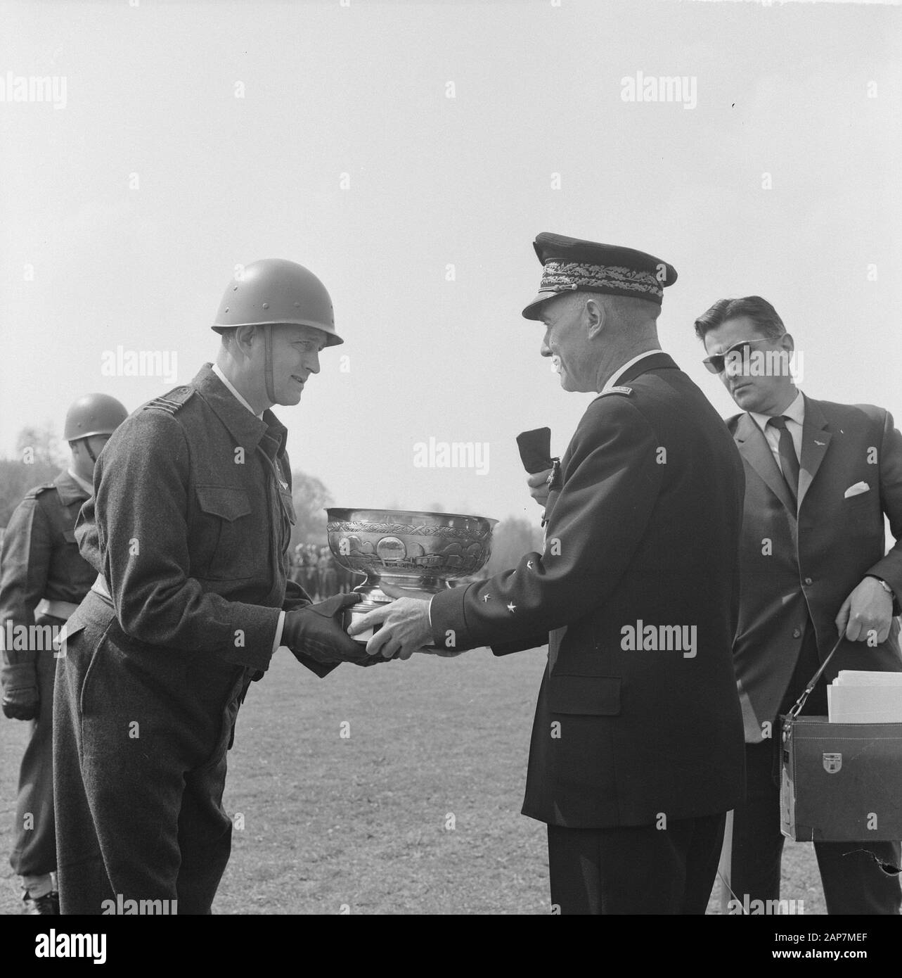 Bicchiere per l'olandese Air Force presso la NATO la concorrenza. Forza aerea Francese Generale de rivali Mazeres mani la coppa a $Data: 22 Aprile 1963 Parole chiave: tazze, consegna Nome istituto: Royal Air Force Foto Stock