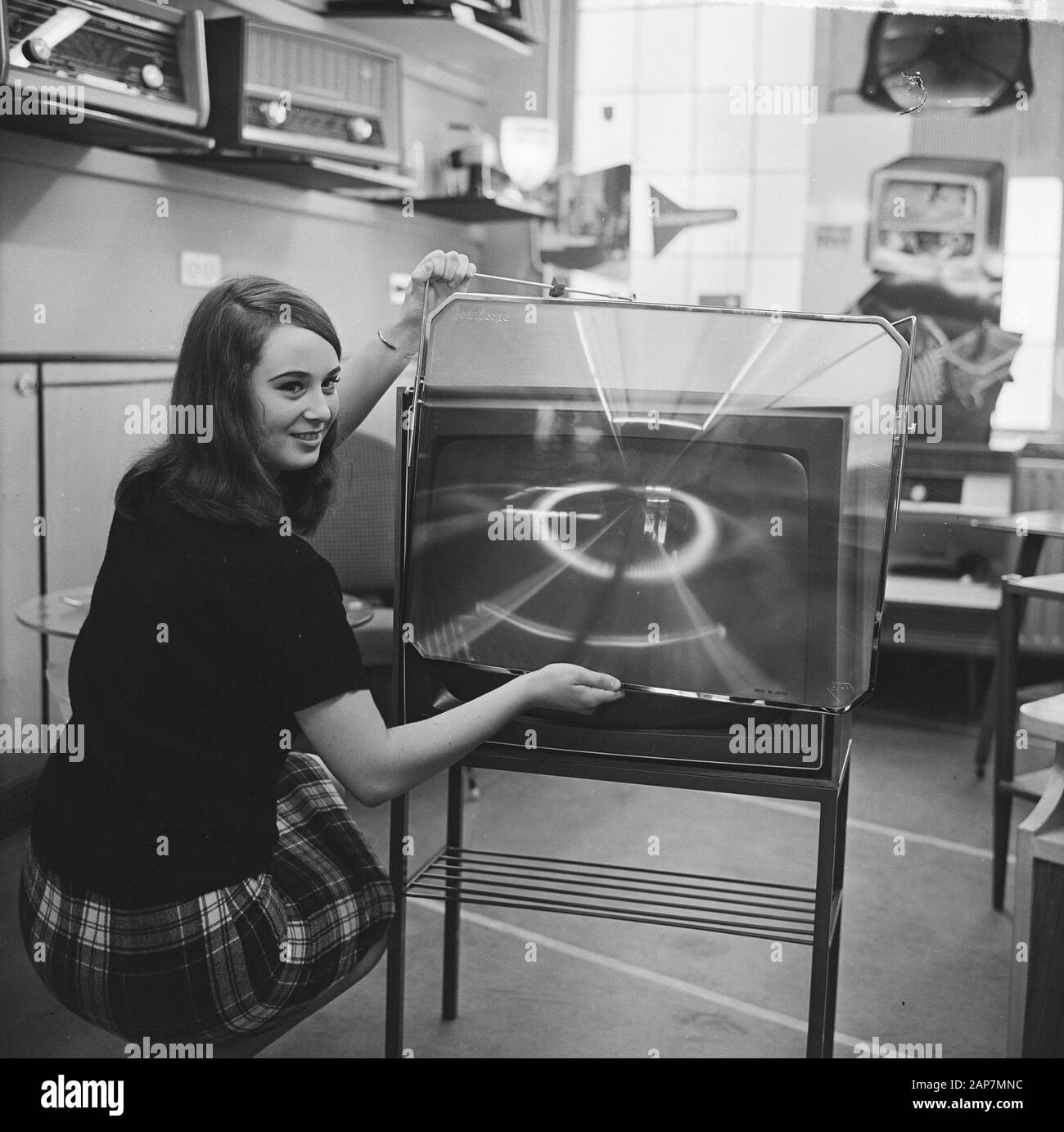 Beamcope ingrandisce l'immagine TV. Tipo di lente di ingrandimento Data: Agosto 8, 1963 Foto Stock