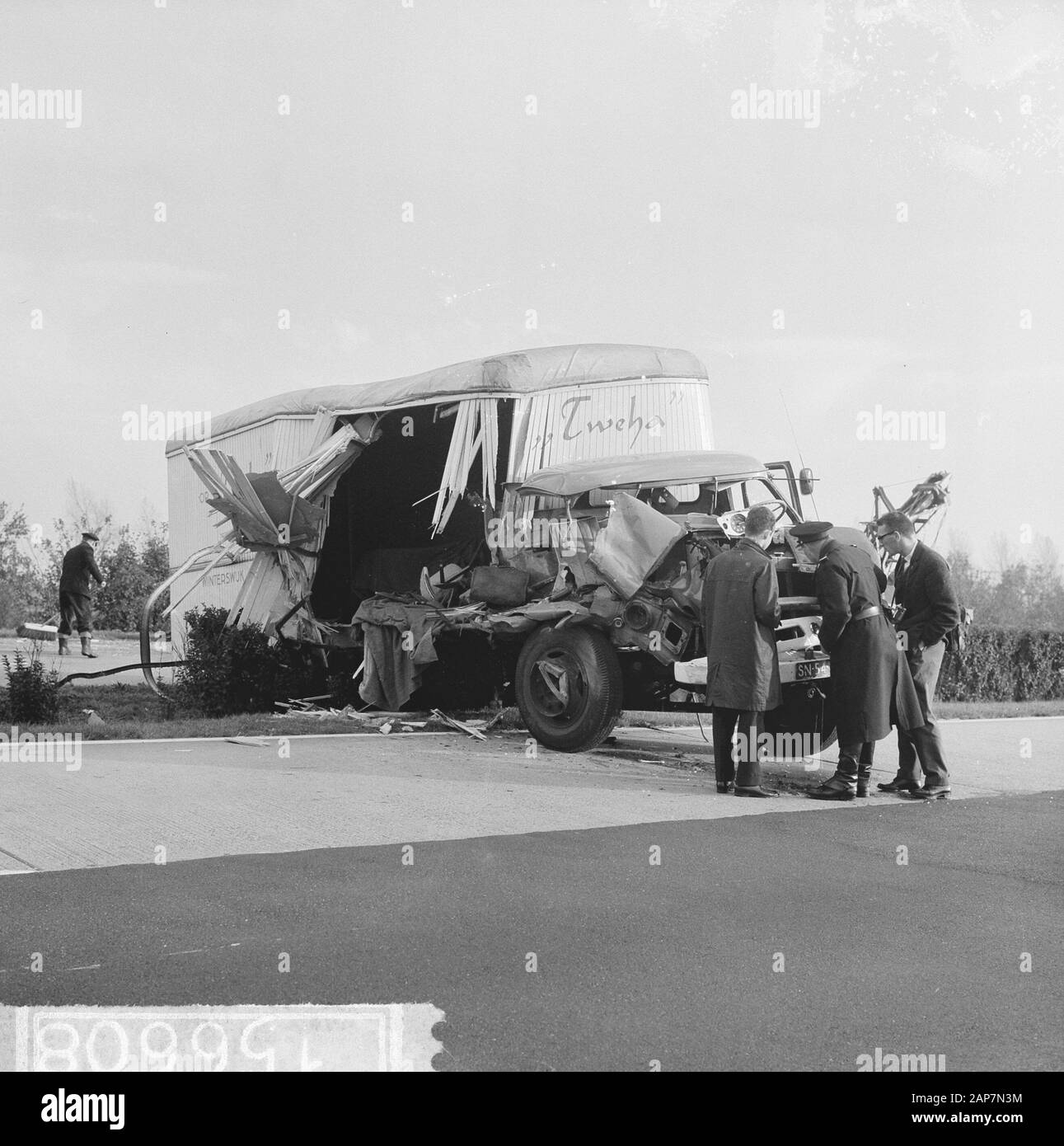 Incidente di auto sulla strada nazionale sotto Gouda. Un pesantemente danneggiata carrello in medio berm Data: Ottobre 23, 1963 Location: Gouda Parole chiave: incidenti di auto, camion Foto Stock