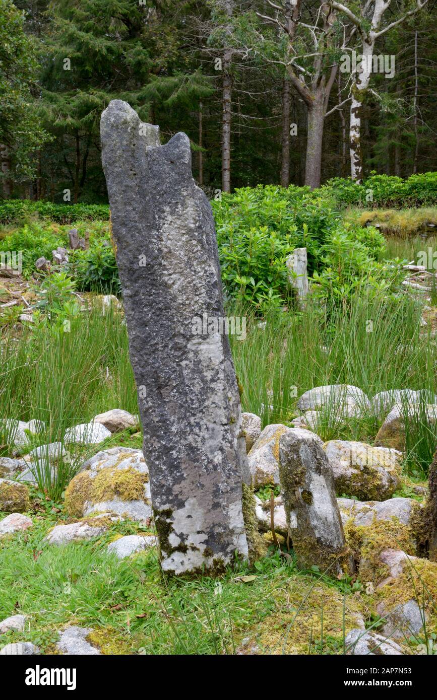 Pilastro di pietra a capo di Dunlewy Lough, Donegal, Irlanda. Croce incisa in anticipo a metà strada. Sepoltura celtica cristiana e possibile sito preistorico Foto Stock
