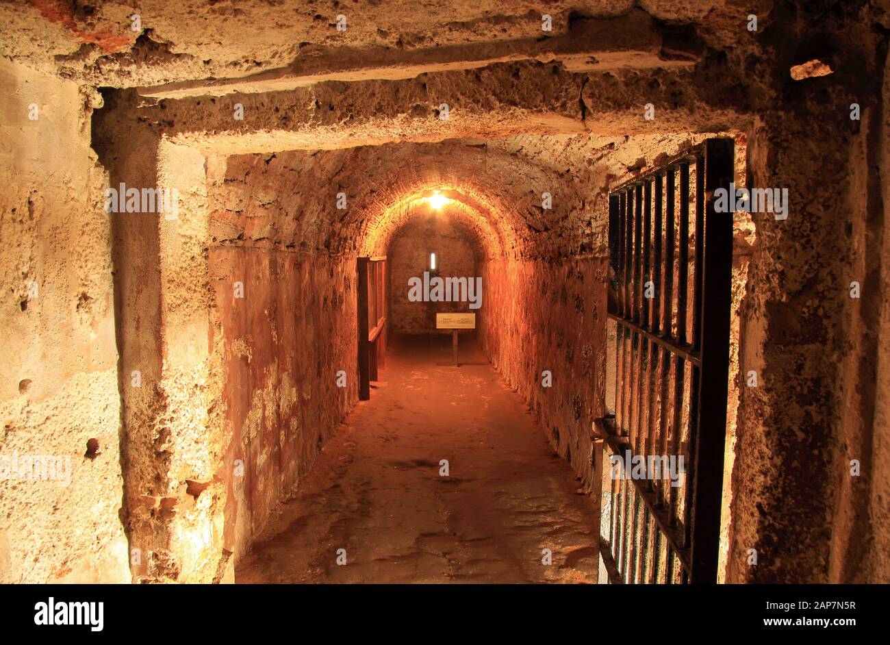 I passaggi segreti, i tunnel scuri e le cupe prigioni abbondano in Castillo San Cristobal, un'estesa fortezza spagnola situata a San Juan, Porto Rico Foto Stock