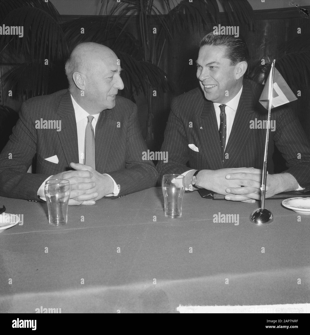 Riunione nella città auditorium di Leiden. Posizione olandese in La Politica Agricola Europea discusso. Il ministro Biesheuvel in conversazione con il dott. S.L. Mansholt Data: 14 dicembre 1963 Location: Leiden, Zuid-Holland Parole chiave: riunioni, conversazioni ministri nome personale: Biesheuvel, Barend Foto Stock