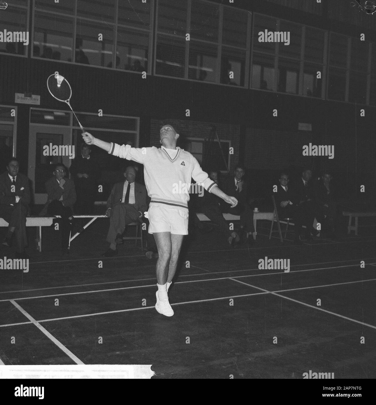Badminton Paesi Bassi contro l'Irlanda in Haarlem. J. P. D. Doyler (Irlanda) in azione Data: Novembre 16, 1963 Location: Haarlem Parole chiave: AKTIES, BADMINTON Foto Stock