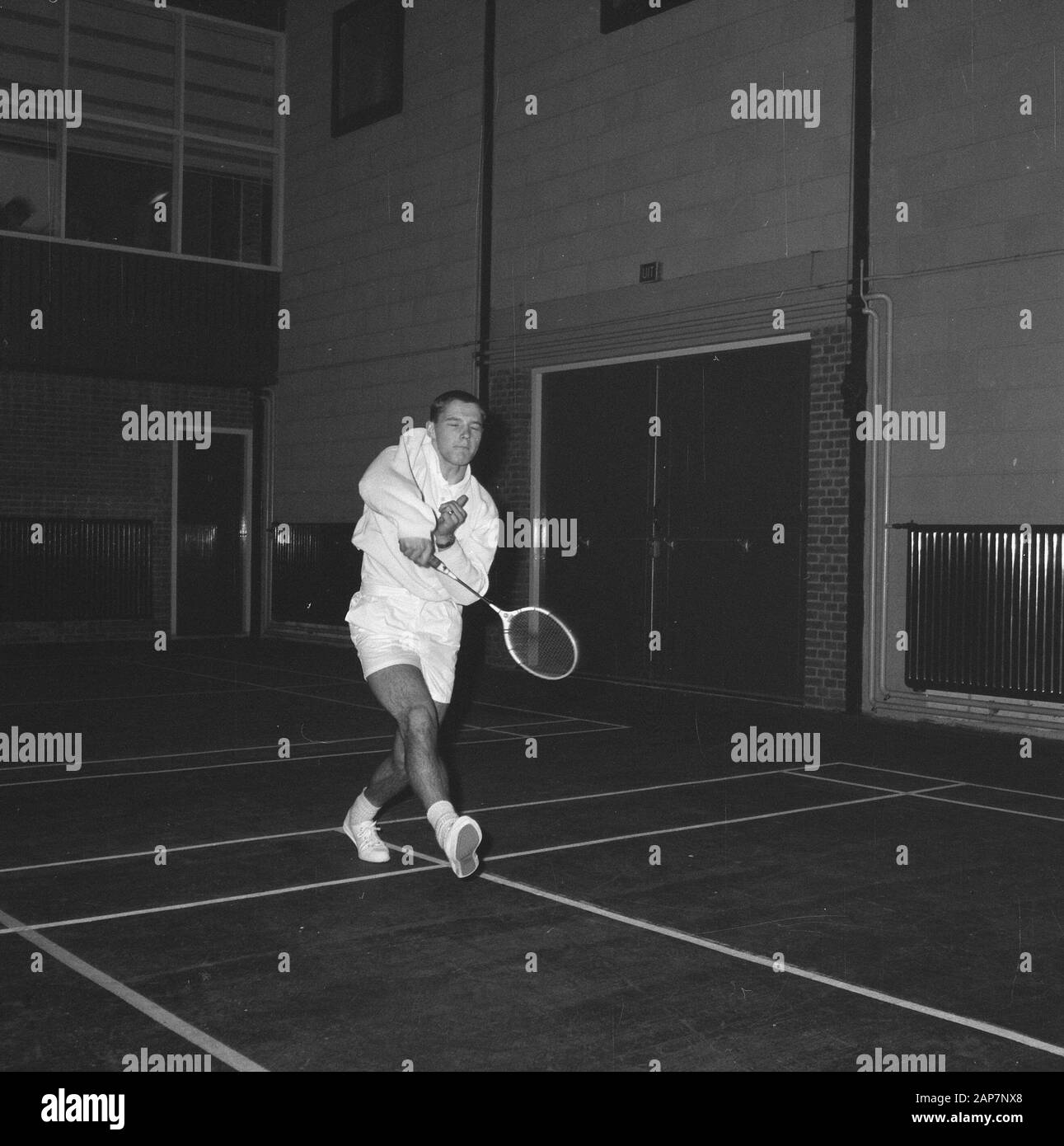 Badminton Paesi Bassi contro l'Irlanda in Haarlem. R. Delsing (Paesi Bassi) in azione Data: Novembre 16, 1963 Location: Haarlem Parole chiave: AKTIES, BADMINTON Foto Stock