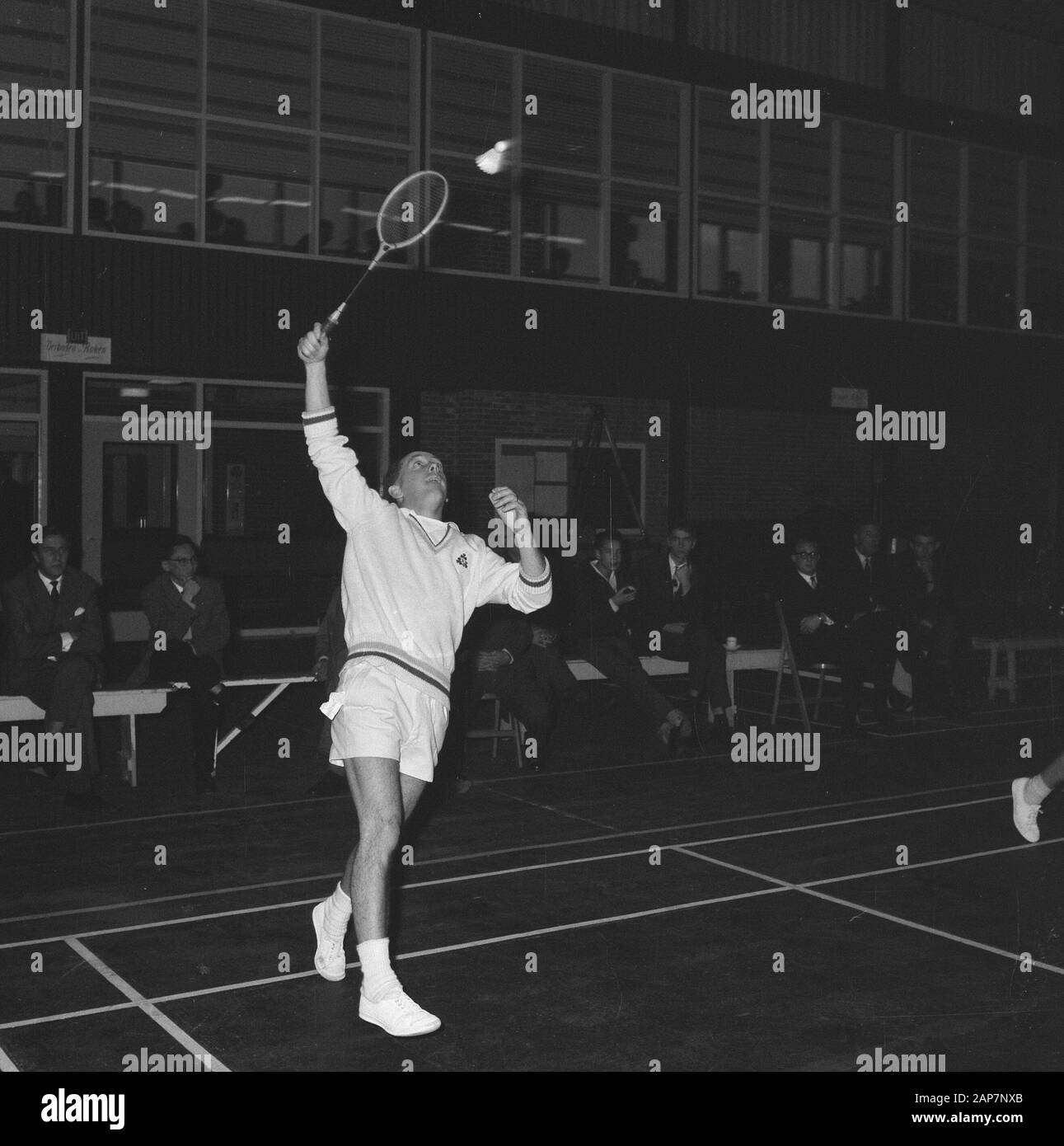 Badminton Paesi Bassi contro l'Irlanda in Haarlem. J. P. Doyler (Irlanda) in azione Data: Novembre 16, 1963 Location: Haarlem Parole chiave: AKTIES, BADMINTON Foto Stock