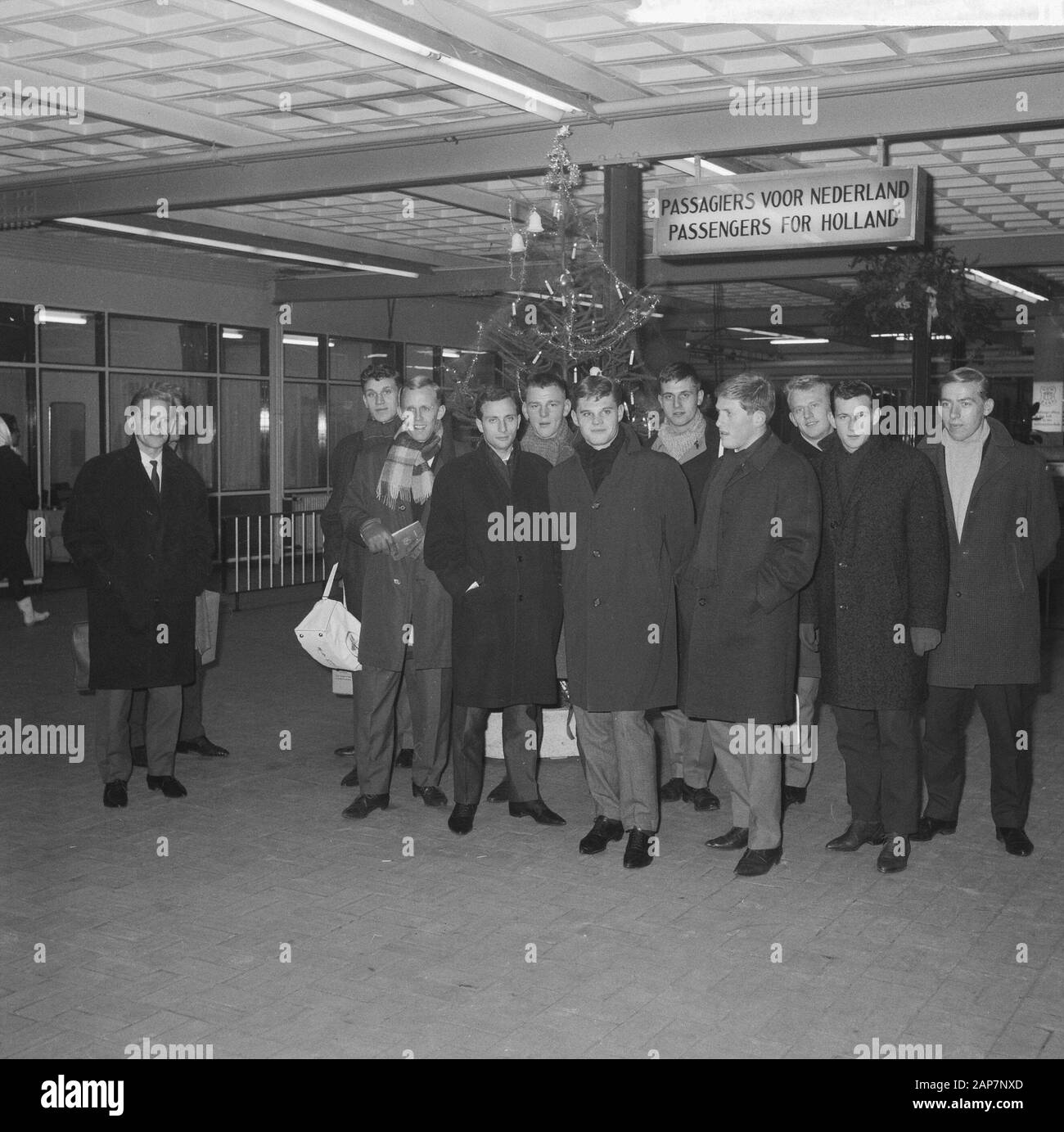 Il calcio danese team arrivati a Schiphol che giocherà il Lussemburgo Data: 17 dicembre 1963 Parole chiave: Sport, calciatori Foto Stock