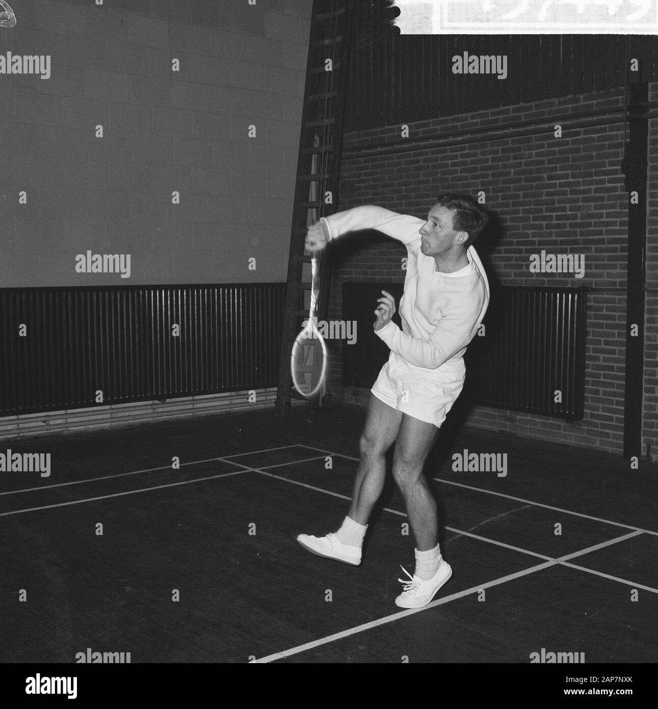 Badminton Paesi Bassi contro l'Irlanda in Haarlem. H. Weys (Paesi Bassi) in azione Data: Novembre 16, 1963 Location: Haarlem Parole chiave: AKTIES, BADMINTON Foto Stock