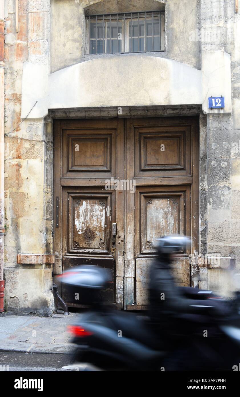 Porta Parigina Con Moto Foto Stock