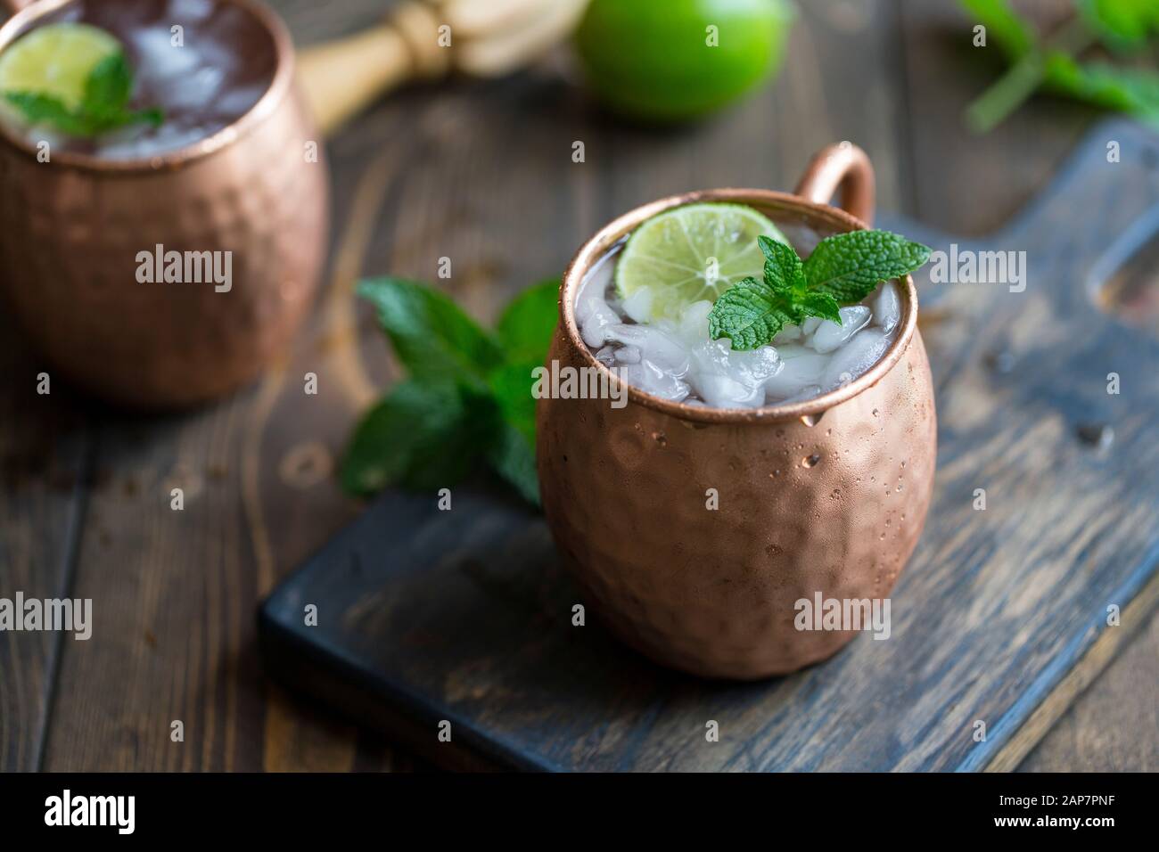 La ricetta del mulo di Mosca in una tazza di rame, guarnita con calce e menta. Foto Stock