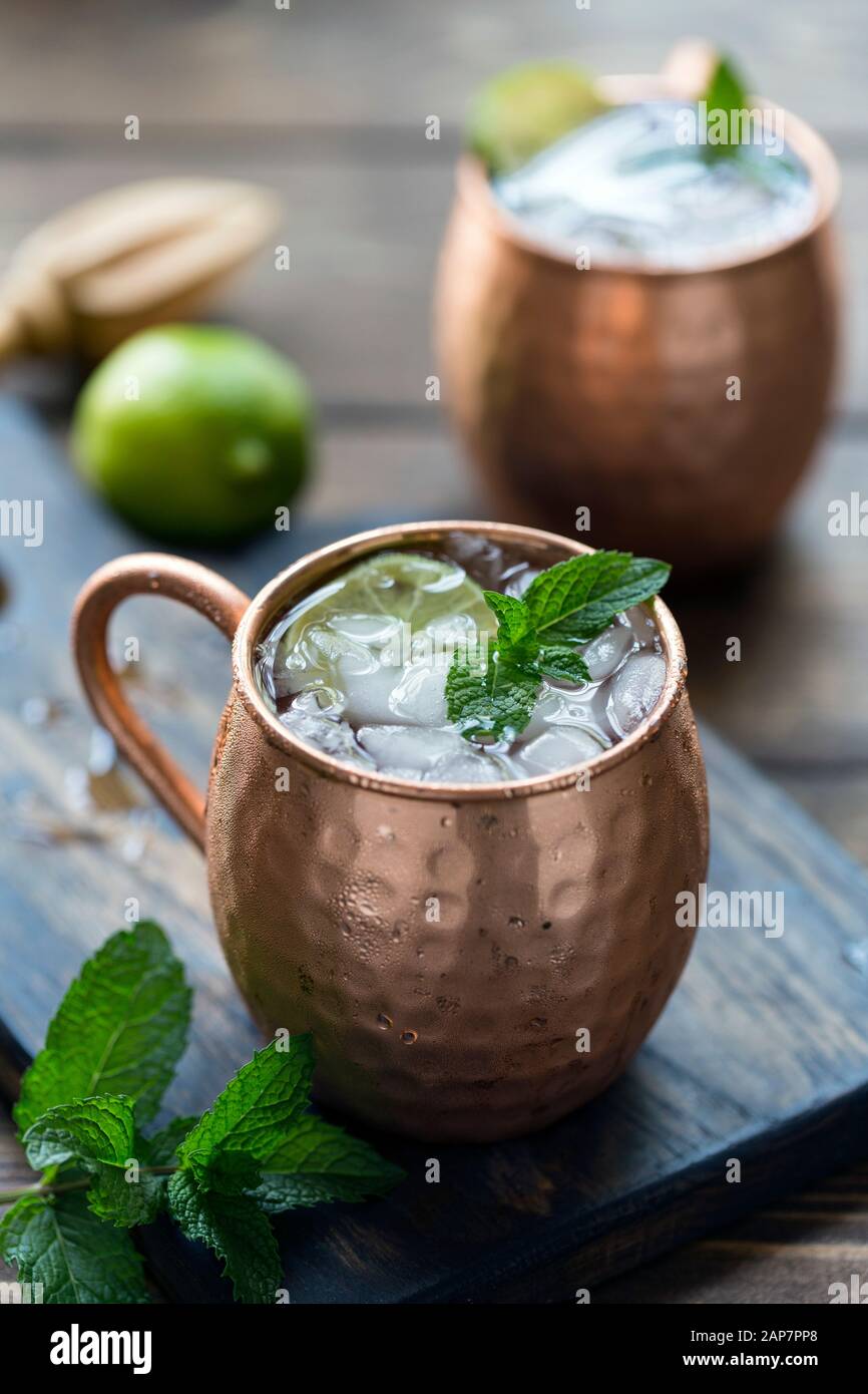 La ricetta del mulo di Mosca in una tazza di rame, guarnita con calce e menta. Foto Stock