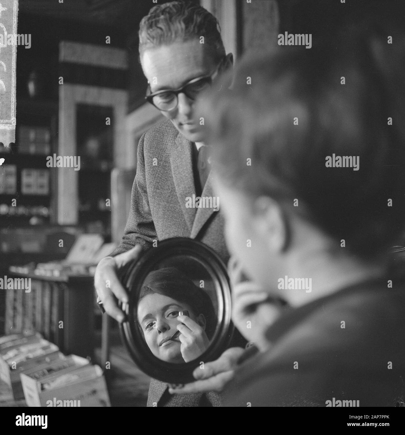 Signore al tubo in Olanda a Hajenius su Rokin vende con tubi per donne Data: 15 gennaio 1964 Parole Chiave: PUTH Nome utente: HAJENIUS Foto Stock