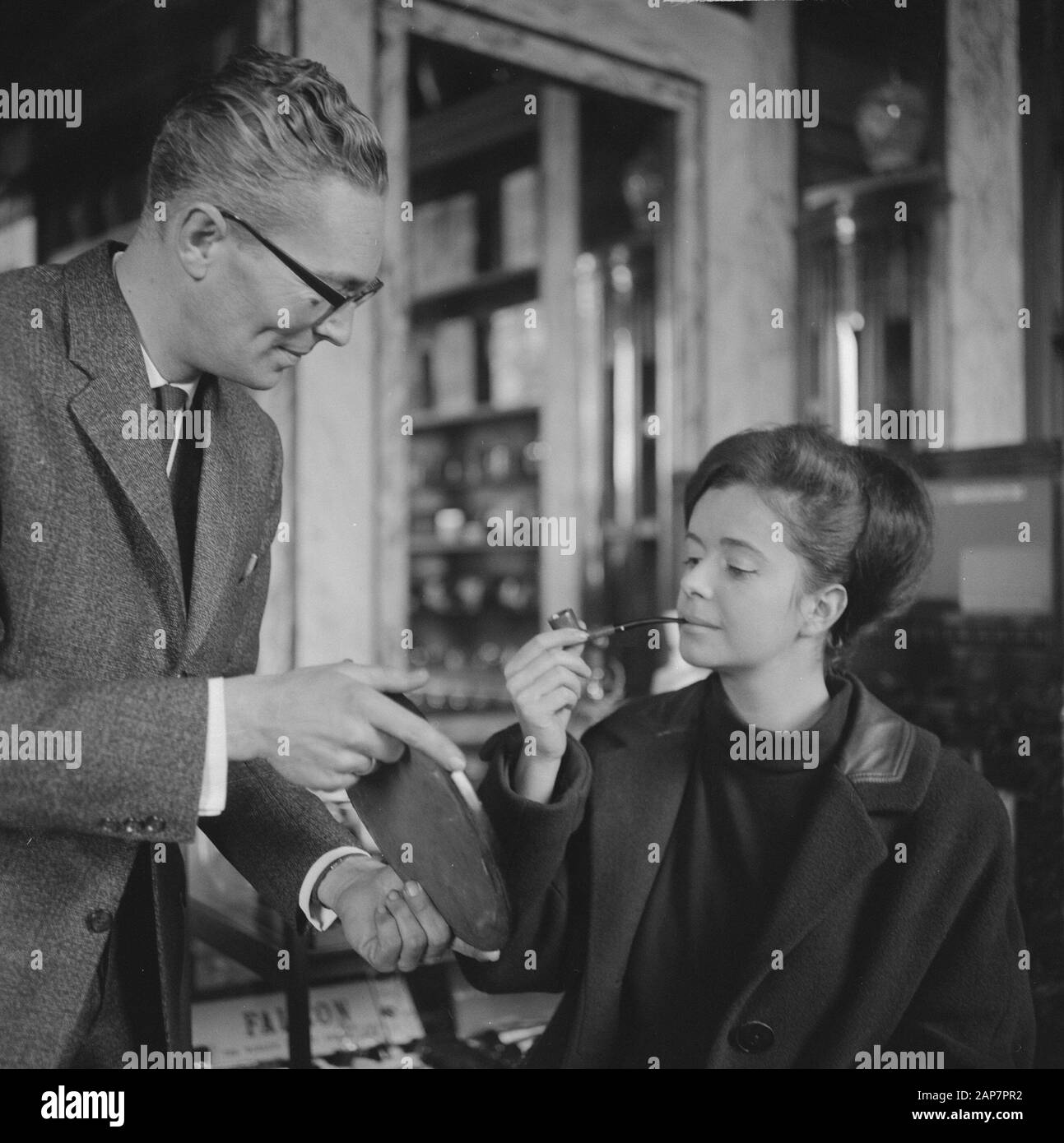 Signore al tubo nei Paesi Bassi, questa condizione buona signora Data: 15 gennaio 1964 luogo: Paesi Bassi Parole Chiave: Tubi Foto Stock