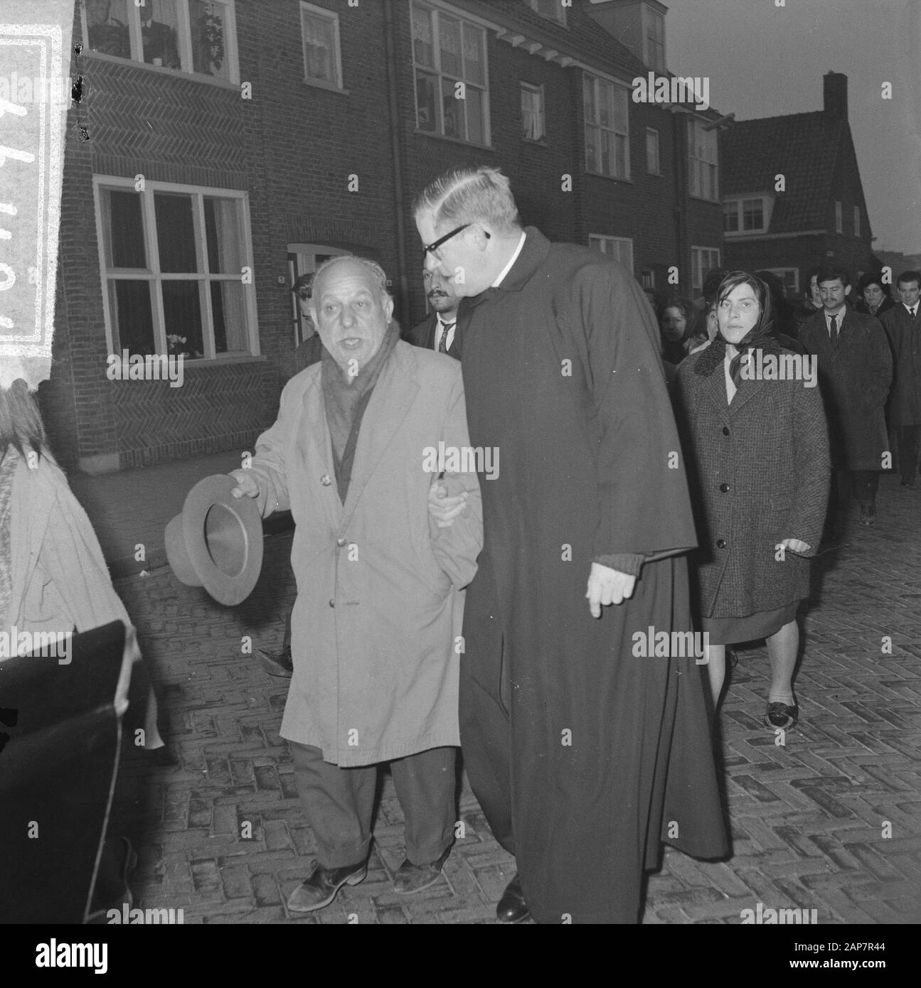 Funerale Fernado Westhiner a Sliedrecht, il nuovo re (capo) Antonio sostenuto dal Rettore Keet dietro il bar Data: 2 marzo 1964 Località: Sliedrecht, Zuid-Holland Parole Chiave: Able, funerali, re Nome personale: Antonio, Fernado Westhiner, RE Foto Stock