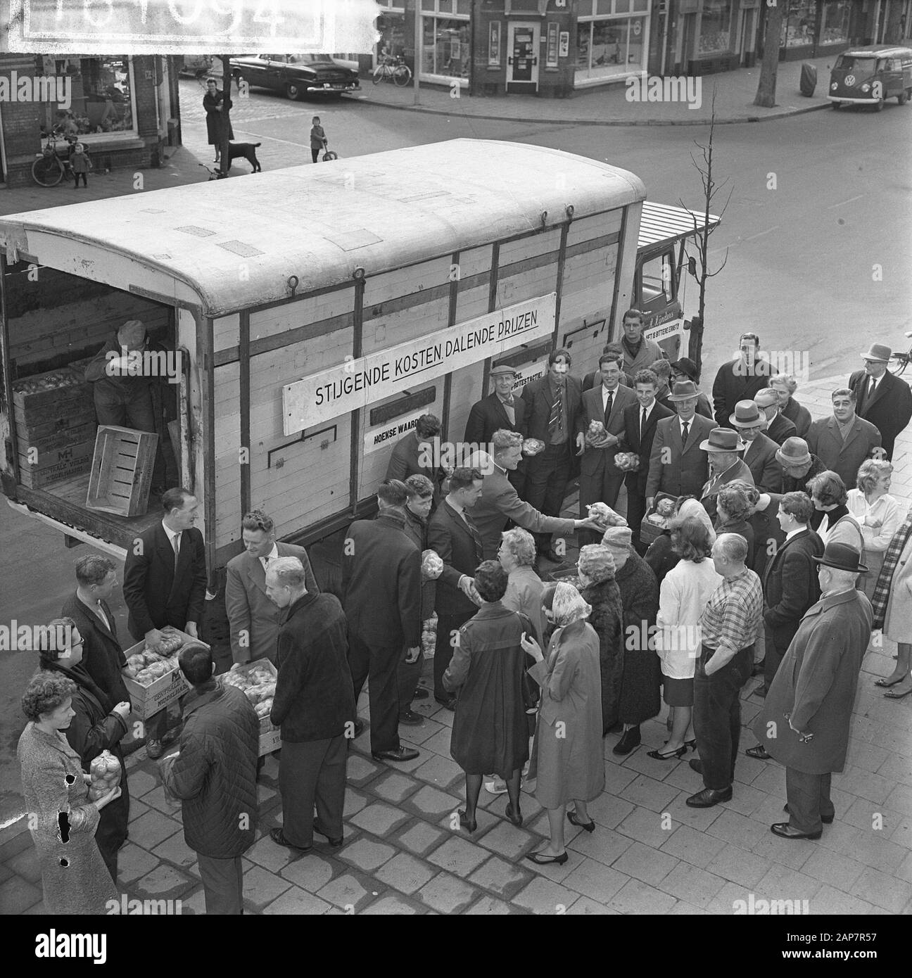 Coltivatori danno via patate alle casalinghe a l'Aia come protesta Data: 28 febbraio 1964 luogo: L'Aia, Sud-Olanda Parole Chiave: POTATON, CONTADINO, DONNE DI CASA, PROTESTA Foto Stock