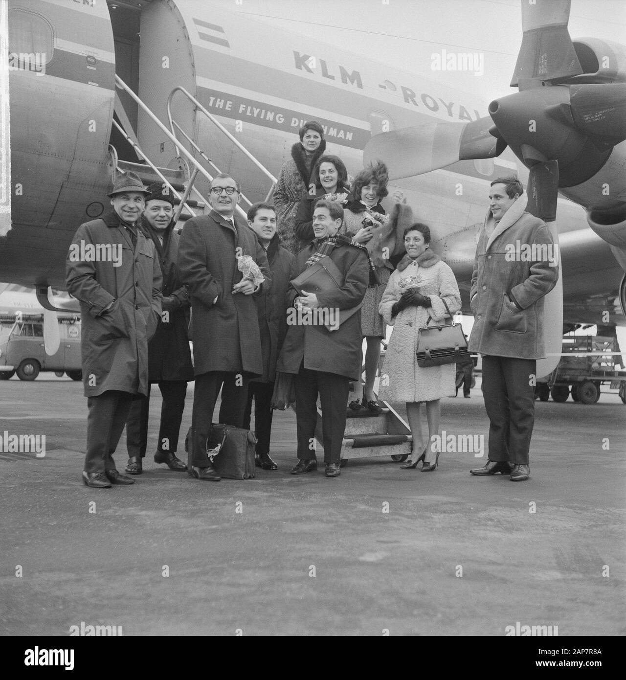 Il gruppo vocale francese Les Swingle Singers di Parigi a Schiphol per l'esecuzione Avro Data: 4 marzo 1964 Località: Noord-Holland, Schiphol Parole Chiave: Performances Nome istituto: Avro Foto Stock