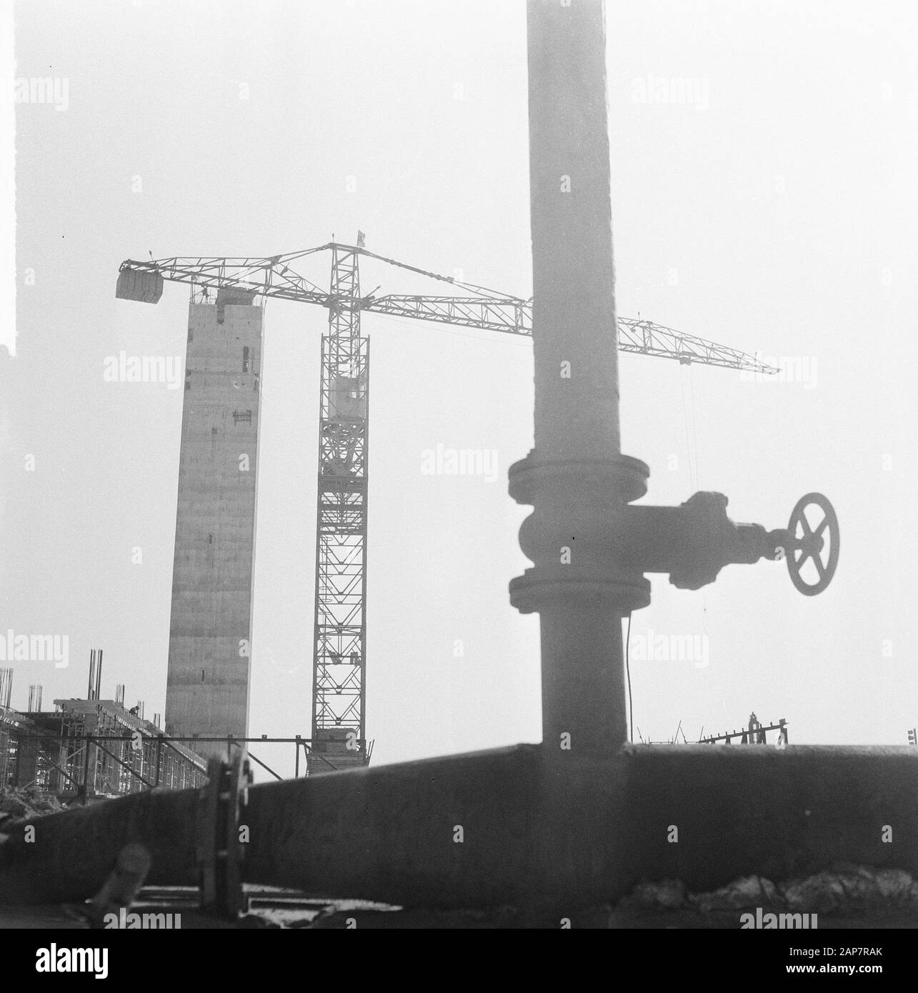 Costruzione nuova area di traffico per Schiphol, cantiere del centro passeggeri Data: 17 marzo 1964 Parole Chiave: Cantieri, centri passeggeri Nome istituto: Schiphol Foto Stock