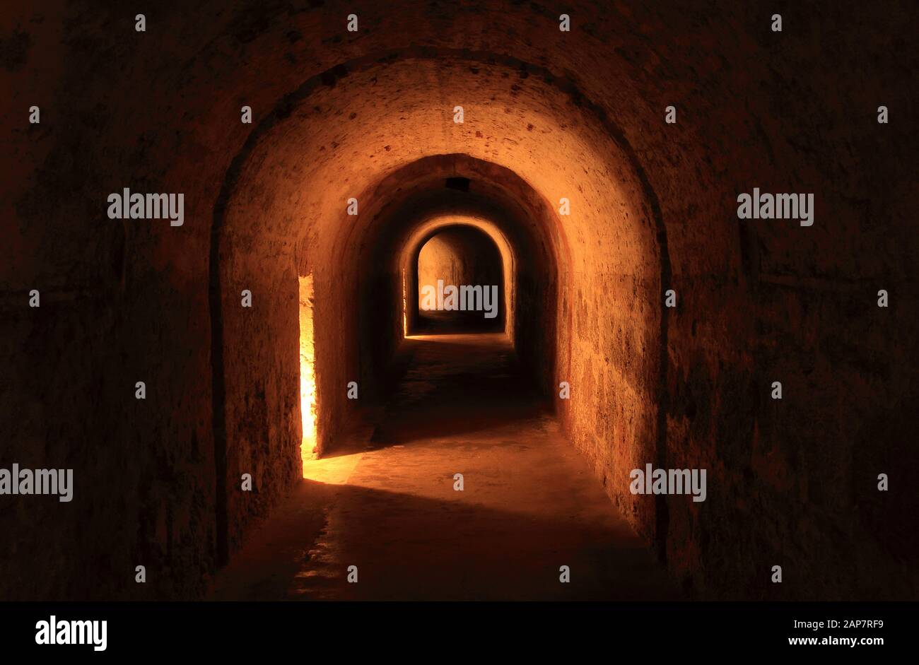 I passaggi segreti, i tunnel scuri e le cupe prigioni abbondano in Castillo San Cristobal, un'estesa fortezza spagnola situata a San Juan, Porto Rico Foto Stock
