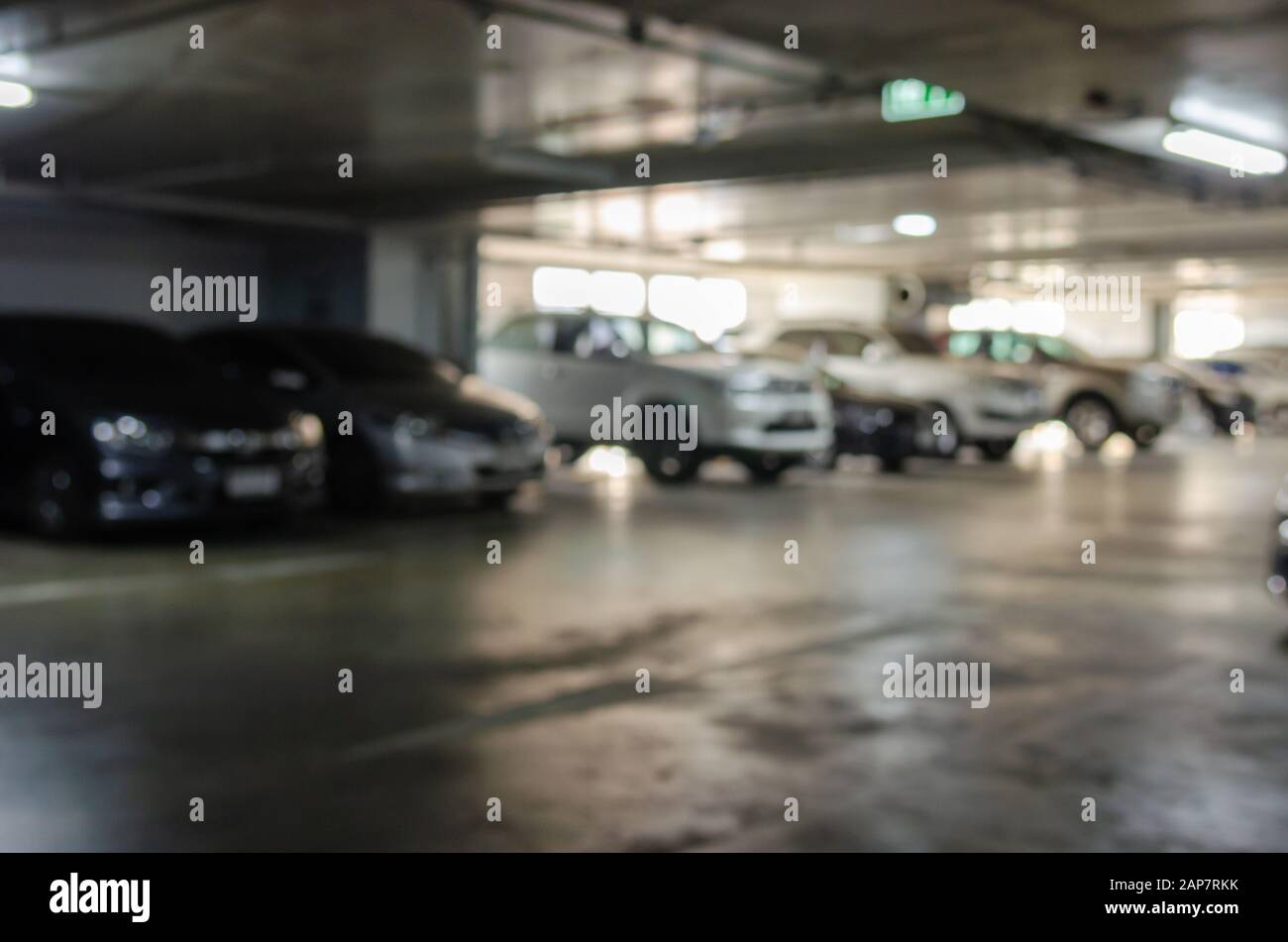 Abstract sfuocato parcheggio auto edificio in background. Foto Stock