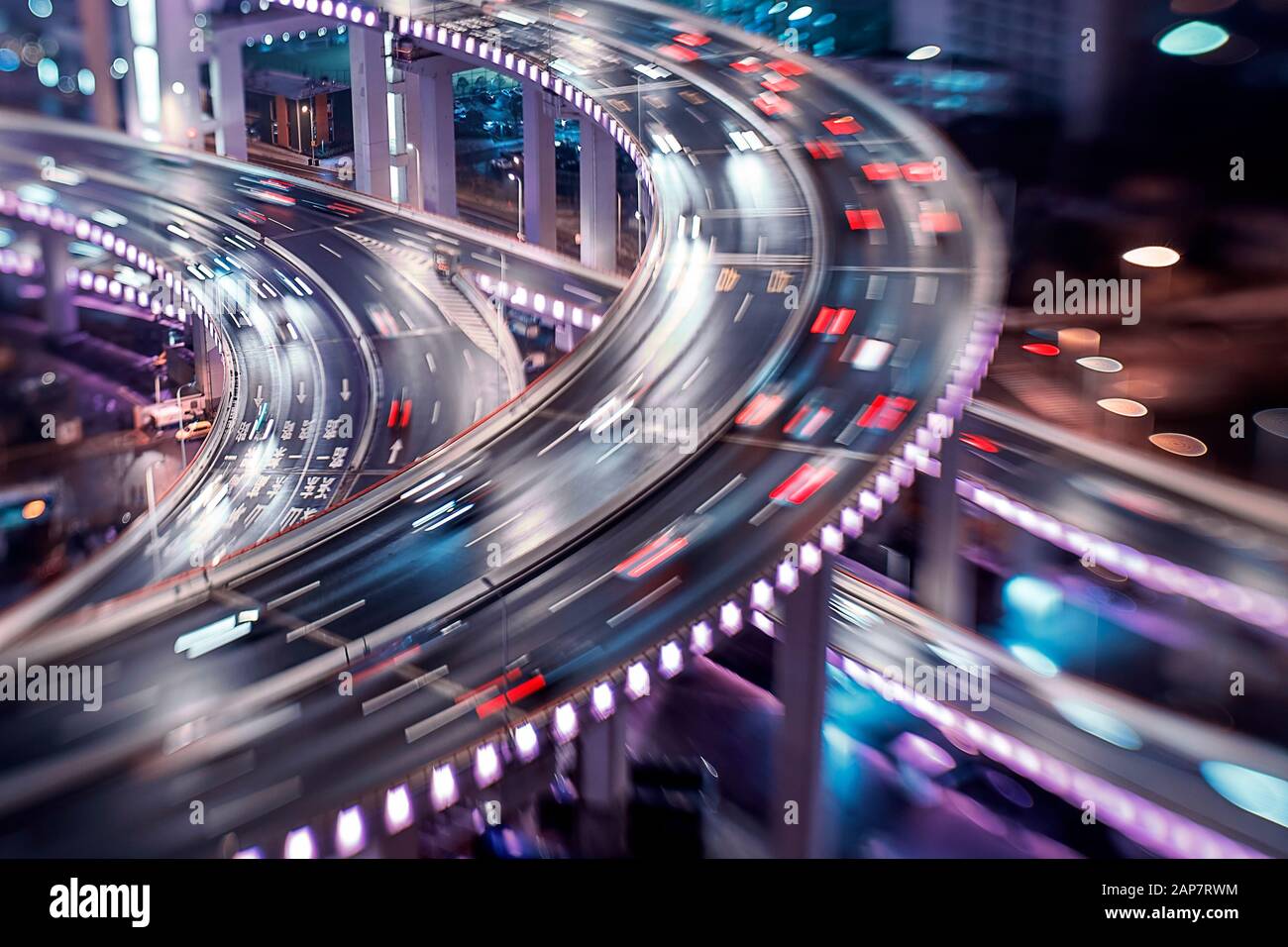 Shanghai città occupato intersezione traffico cittadino in movimento di notte Foto Stock