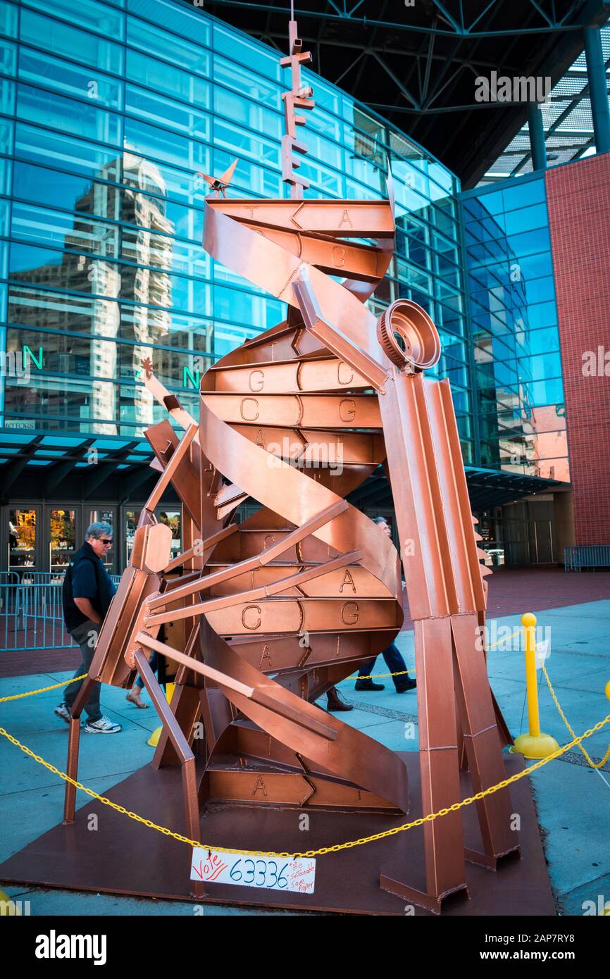 Statua di DNA strand in mostra durante l'artprize a Grand Rapids Michigan Foto Stock