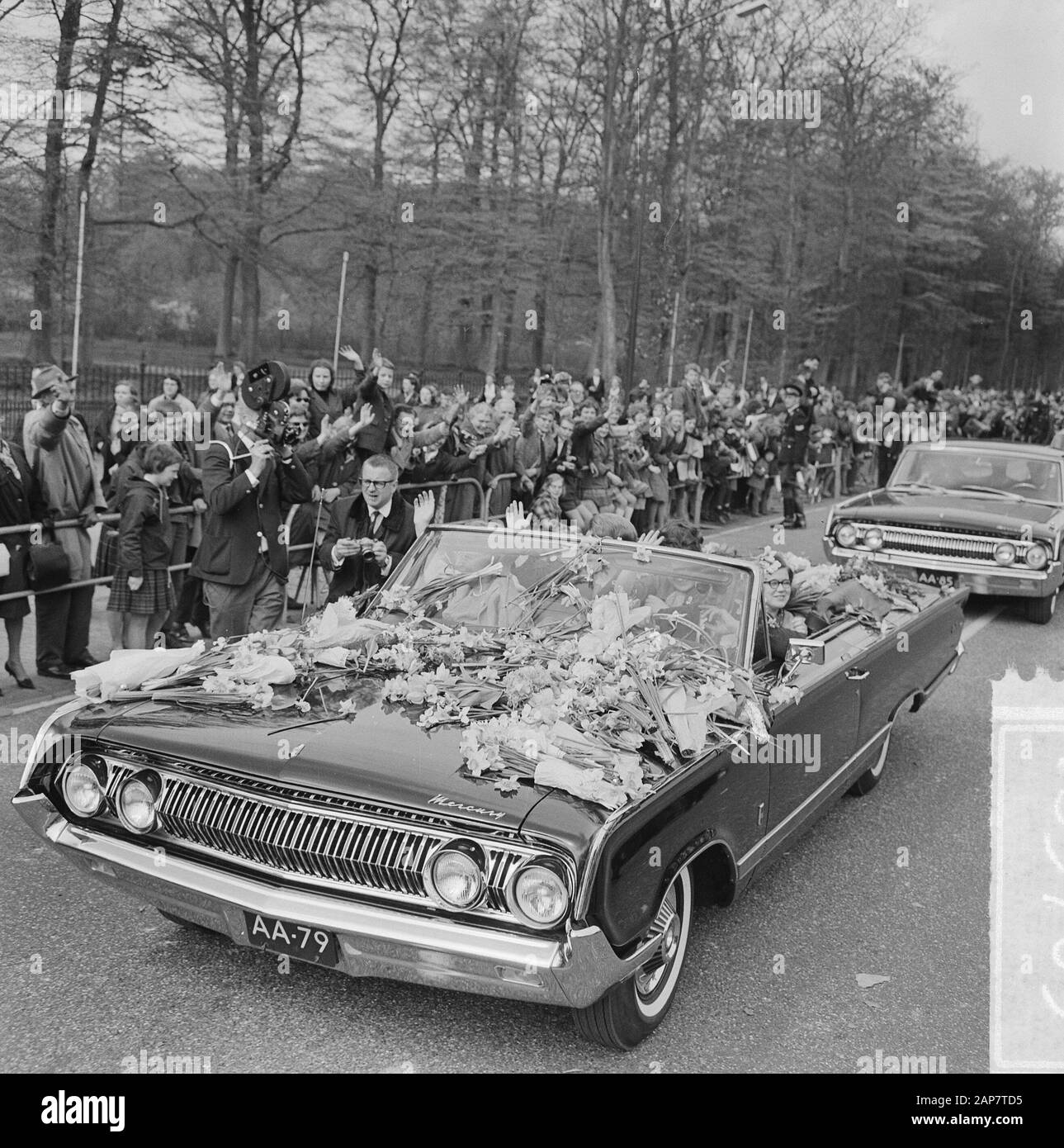 Defile Soestdijk, durante la guida di Paleistuin Data: 30 aprile 1964 Località: Soestdijk, Utrecht Parole Chiave: Defiles, corse in auto Foto Stock