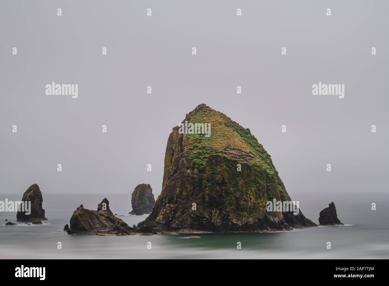 Moody Long Exposure of Haystack Rock situato a Cannon Beach, Oregon. Foto Stock