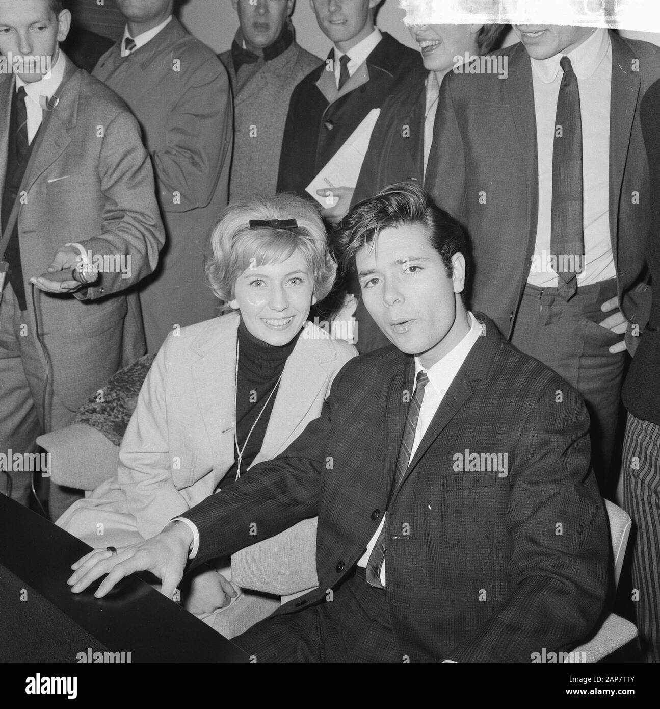 Cliff Richard, arrivo a Schiphol con Willeke Alberti durante la conferenza stampa Data: 5 maggio 1964 Località: Noord-Holland, Schiphol Parole Chiave: Arrivi, conferenze stampa Nome personale: Alberti, Willeke, Richard, Cliff Foto Stock