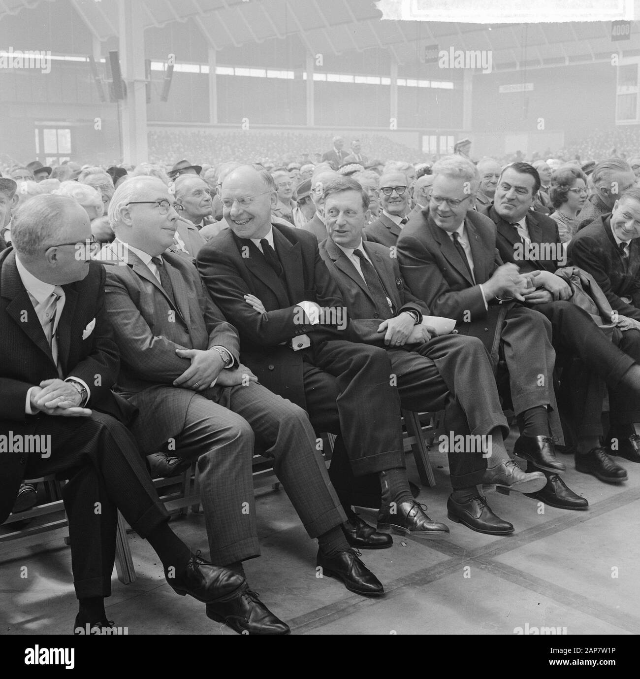 20.000 anziani che manifestano per più AOW a Irenehal a Utrecht, panoramica Data: 9 maggio 1964 luogo: Utrecht Parole Chiave: Anziani, dimostrazioni, panoramiche Nome personale: AOW Nome istituto: Irenehal Foto Stock