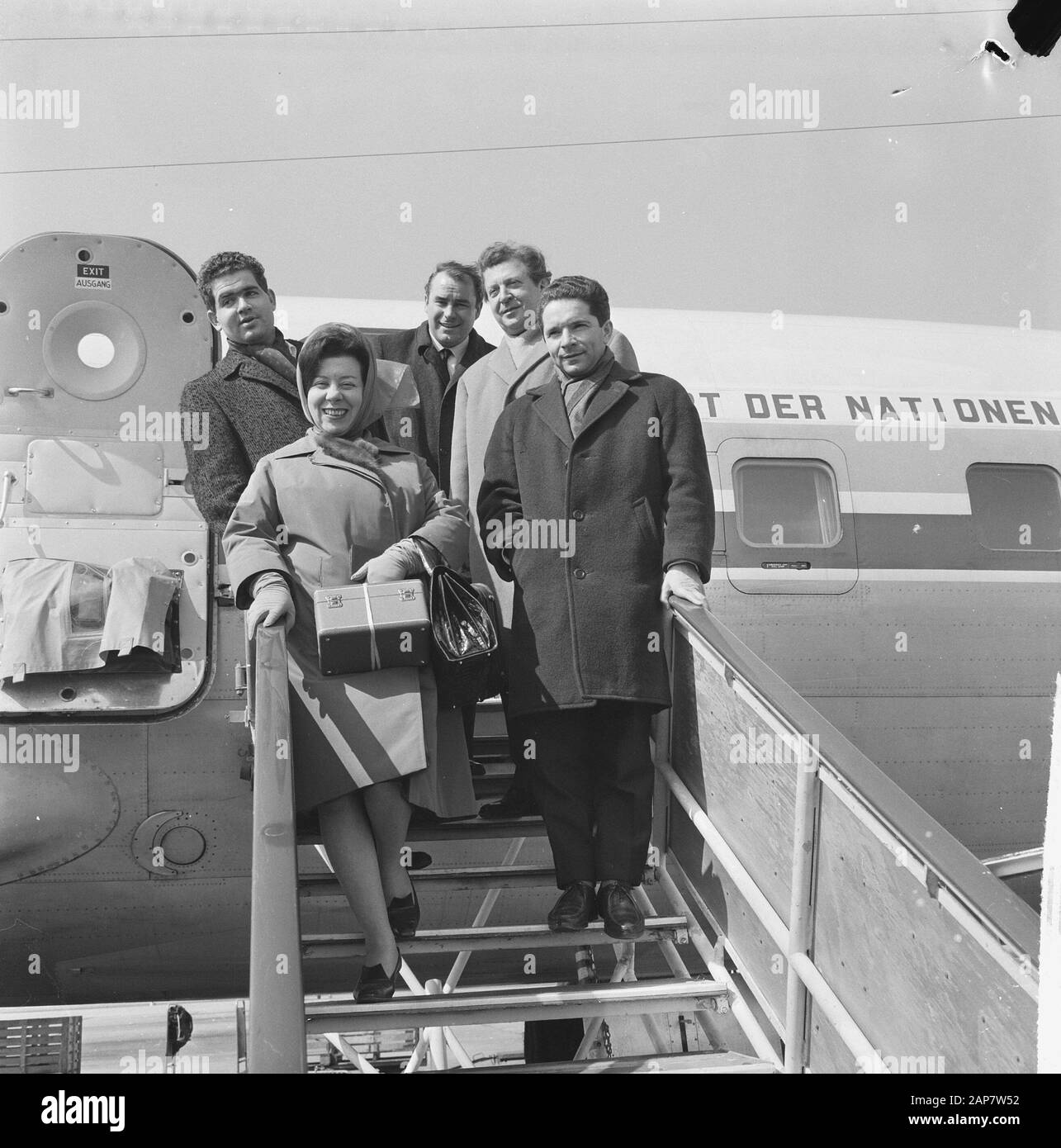 Arrivo agli artisti di Schiphol che partecipano al Concerto delle Nazioni, parte di esso proviene dall'aereo Data: 10 aprile 1964 Località: Noord-Holland, Schiphol Parole Chiave: Arties, arrivi, aerei Foto Stock
