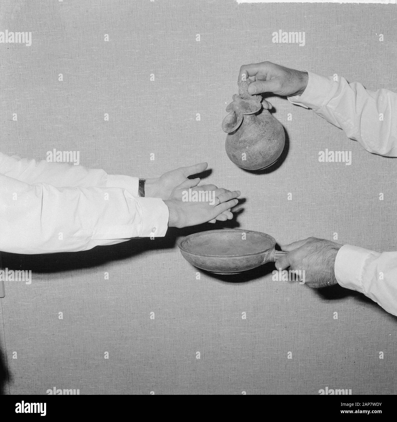 Mostra biblica nel Tropenmuseum, un brocca d'acqua con ciotola corrispondente dall'Impero Romano Data: 25 maggio 1964 Parole Chiave: Cannetjes, Romani, scale Nome dell'istituzione: Tropenmuseum Foto Stock