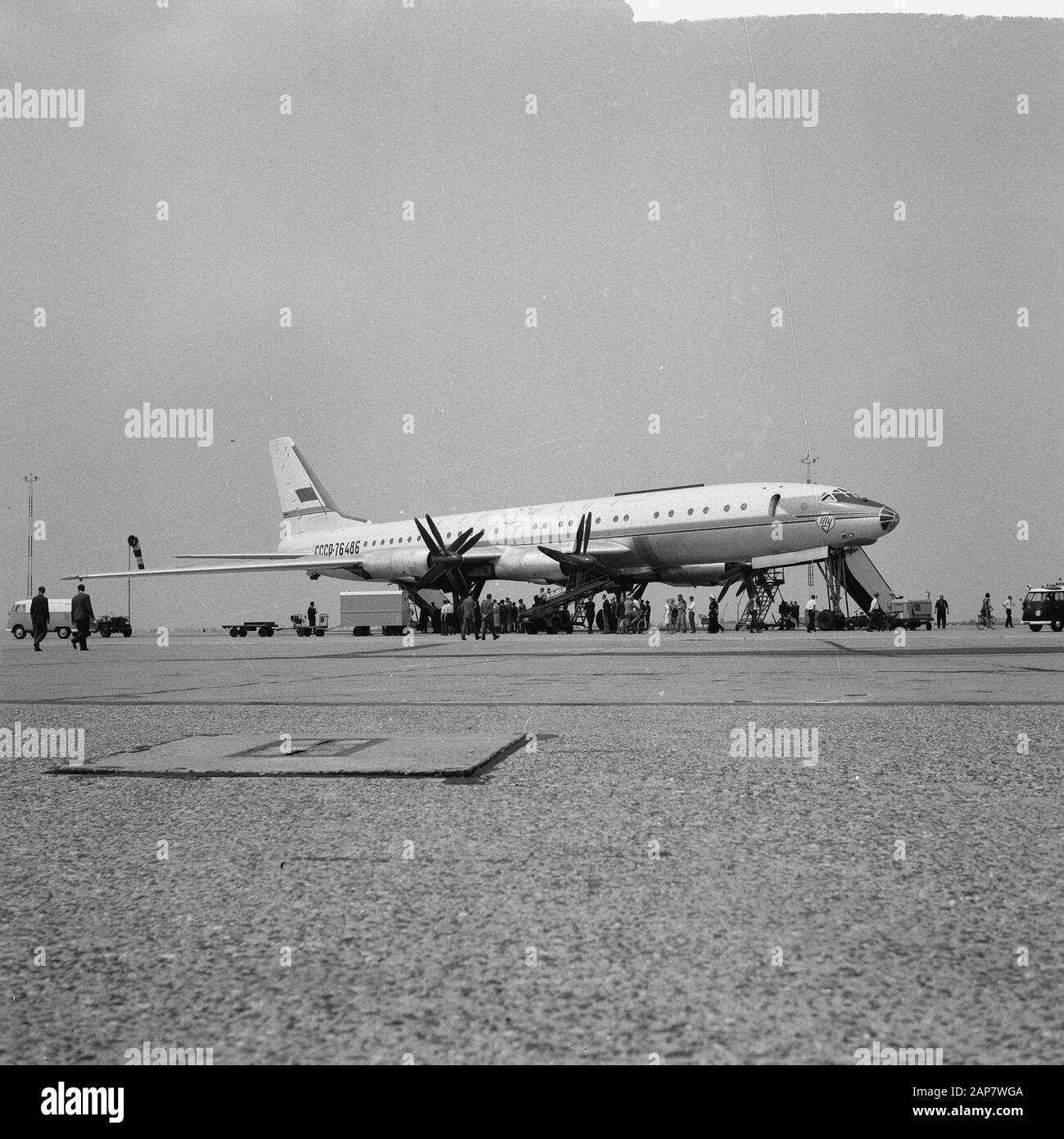 De Toepoelew 114 il più grande aereo al mondo a Schiphol Data: 29 maggio 1964 Località: Noord-Holland, Schiphol Parole Chiave: Aircraft Foto Stock