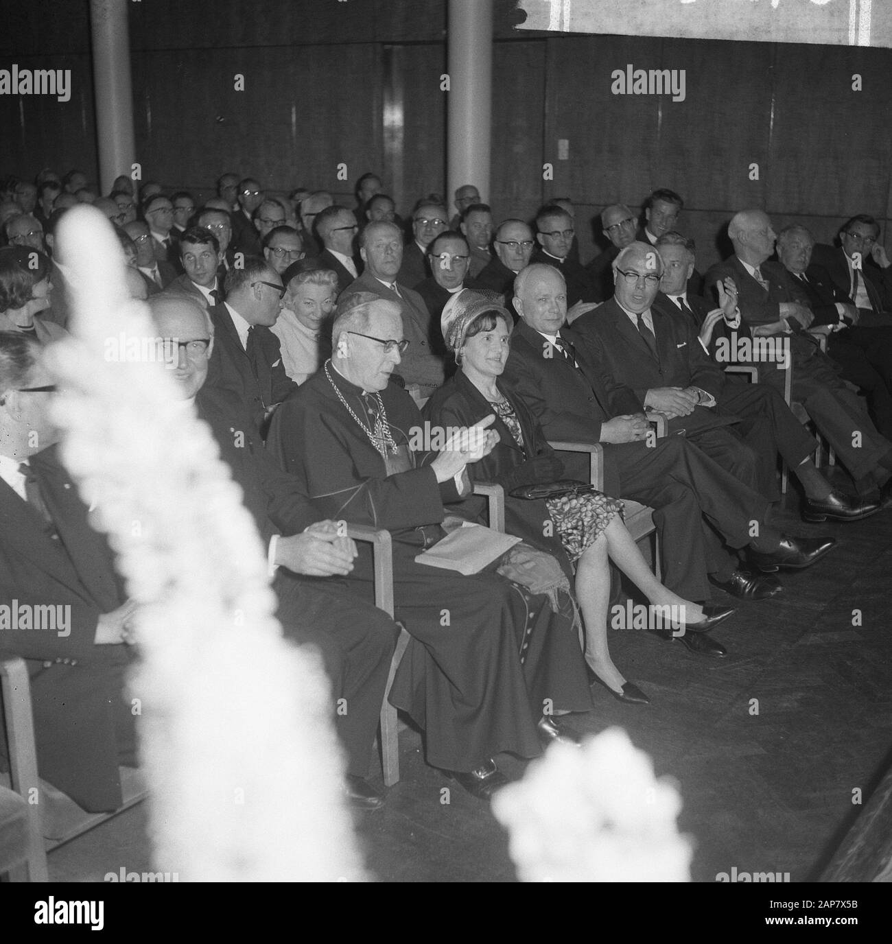 Ex presidente del KVB [K.A.B.], J.A. Middelhuis, ha salutato durante una reception a Utrecht Stadsschouwburg. Il Cardinale Alfrink gli ha distribuito gli ornamenti appartenenti al comando Dell'Ordine di Sint Silvestre, concesso a Middelhuis da Papa Giovanni XXIII, tra loro nella signora Middelhuis Datate: 22 giugno 1964 Località: Utrecht Parole Chiave: Clero, cardinali, cattolicesimo, premi, sindacati, direttori sindacali Nome personale: Middelhuis, J.A. Foto Stock