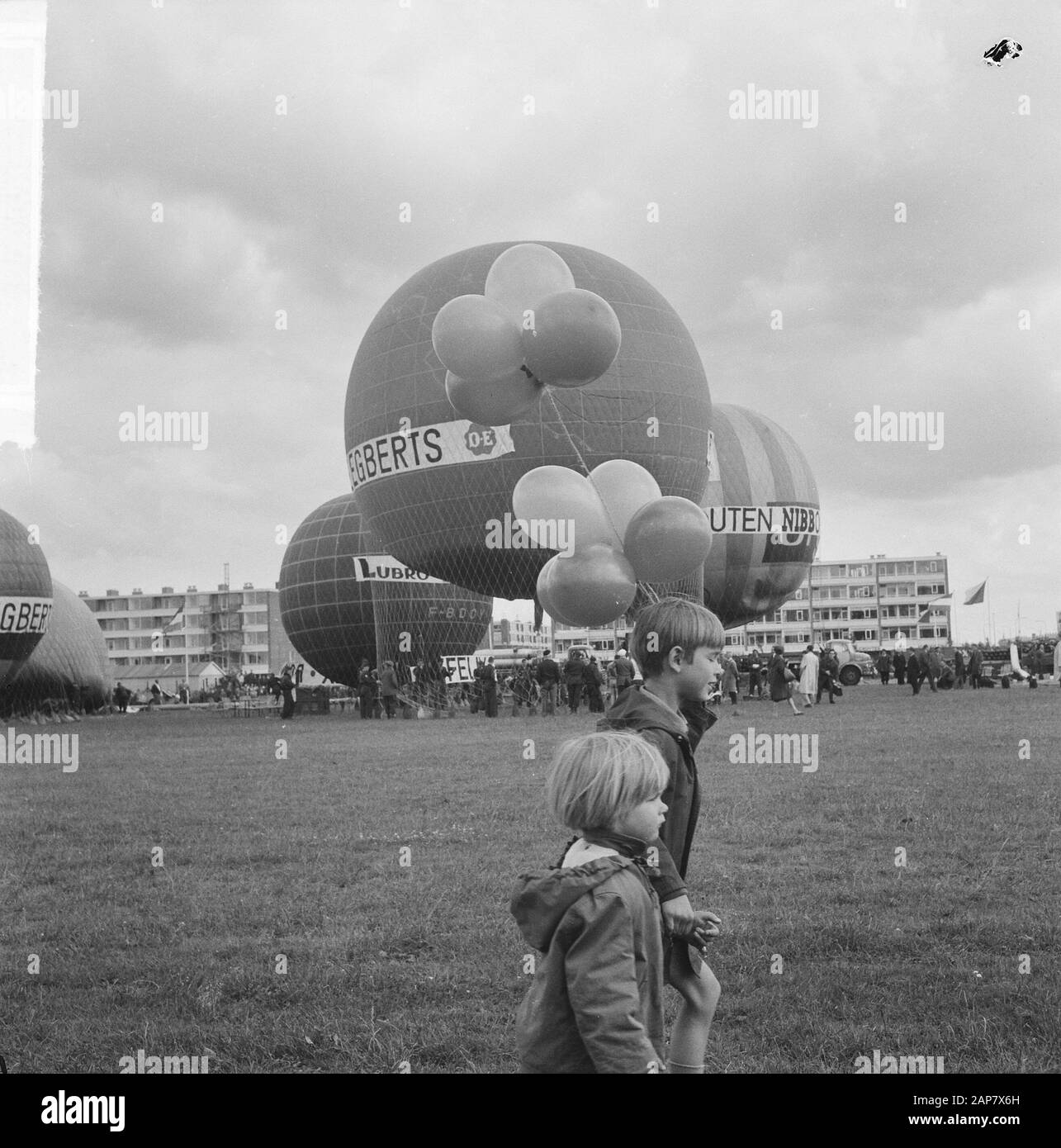 Balloon race in Utrecht, here Two Young Visitors Date: 20 June 1964 Location: Utrecht (city) Keywords: Palloncini, gare Foto Stock