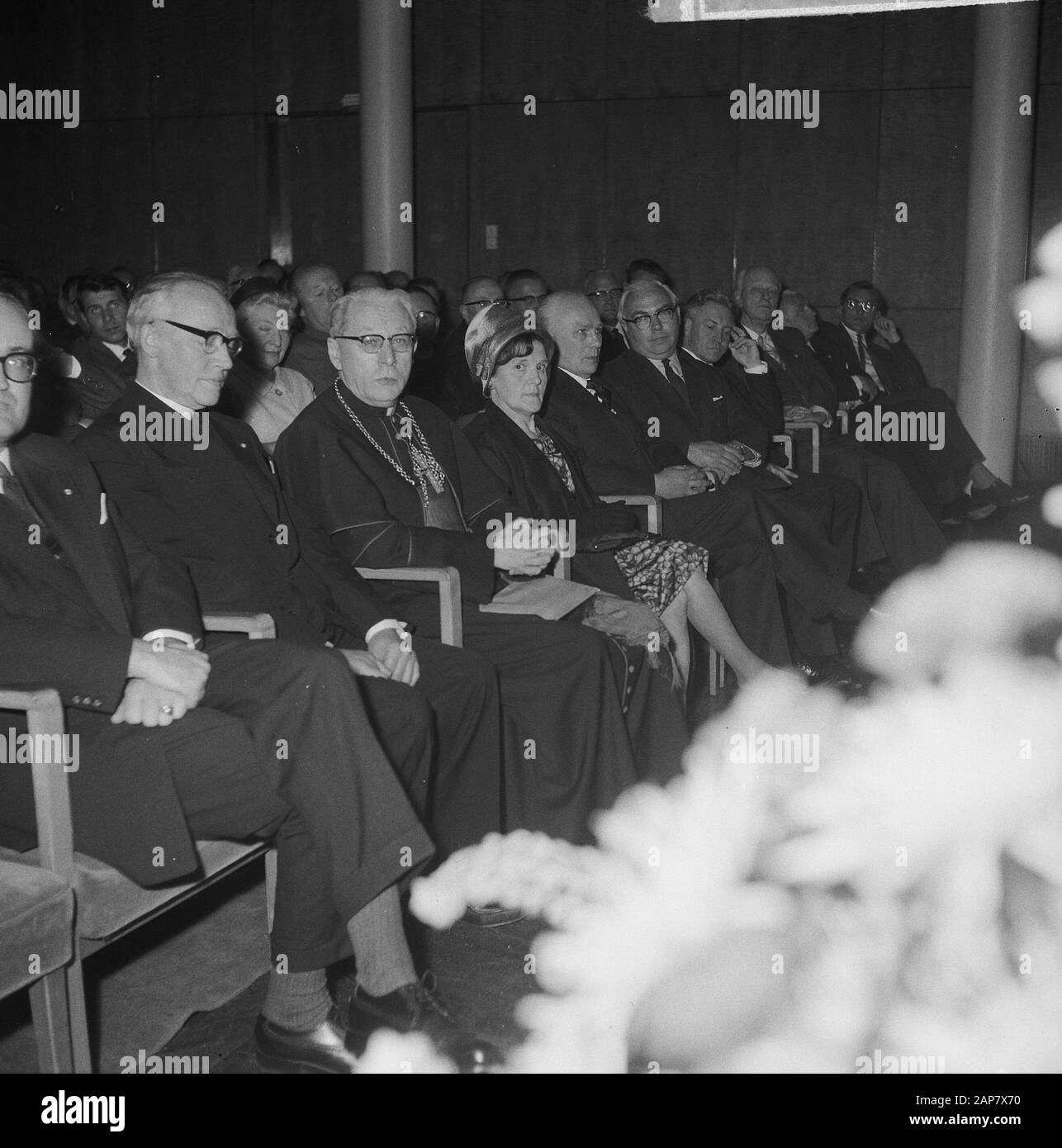 Ex presidente del KVB [K.A.B.], J.A. Middelhuis, ha salutato durante una reception a Utrecht Stadsschouwburg. Il Cardinale Alfrink gli distribuì gli ornamenti appartenenti al comando Dell'Ordine di San Silvestre, concesso a Middelhuis da Papa Giovanni XXIII. Nella prima fila il Cardinale Alfrink, la signora Middelhuis e la signora J.A. Middelhuis Data: 22 giugno 1964 luogo: Utrecht Parole Chiave: Clero, cardinali, cattolicesimo, premi, sindacati, sindacati, Sindacati Del Personale: Middelhuis, J.A. Foto Stock