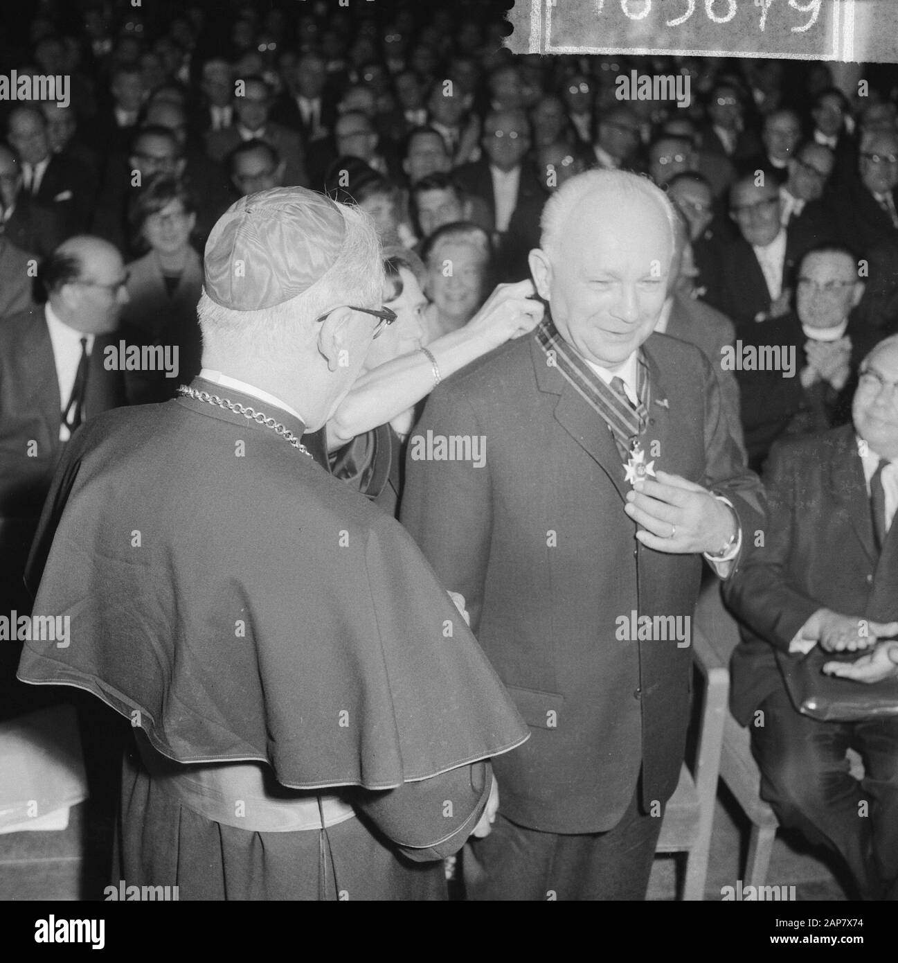 Ex presidente del KVB [K.A.B.], J.A. Middelhuis, ha salutato durante una reception a Utrecht Stadsschouwburg. Il Cardinale Alfrink gli ha distribuito gli ornamenti appartenenti al comando Dell'Ordine di Sint Silvestre, concesso a Middelhuis da Papa Giovanni XXIII, la signora Middelhuis ha disposto la decorazione del marito Data: 22 giugno 1964 Località: Utrecht Parole Chiave: Clero, cardinali, cattolicesimo, premi, sindacati, direttori sindacali Nome personale: Middelhuis, J.A. Foto Stock