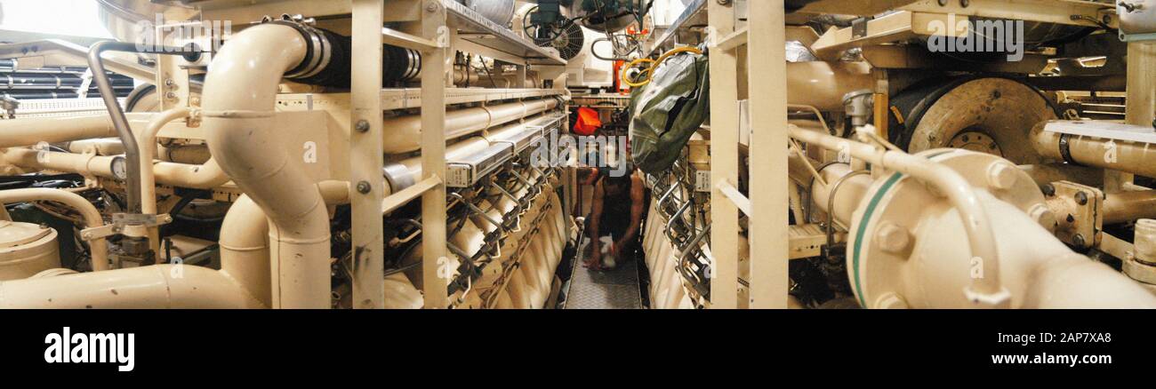 Un panorama della sala motori di Hedemora diesels su un sottomarino australiano di classe Collins della Marina militare. Foto Stock