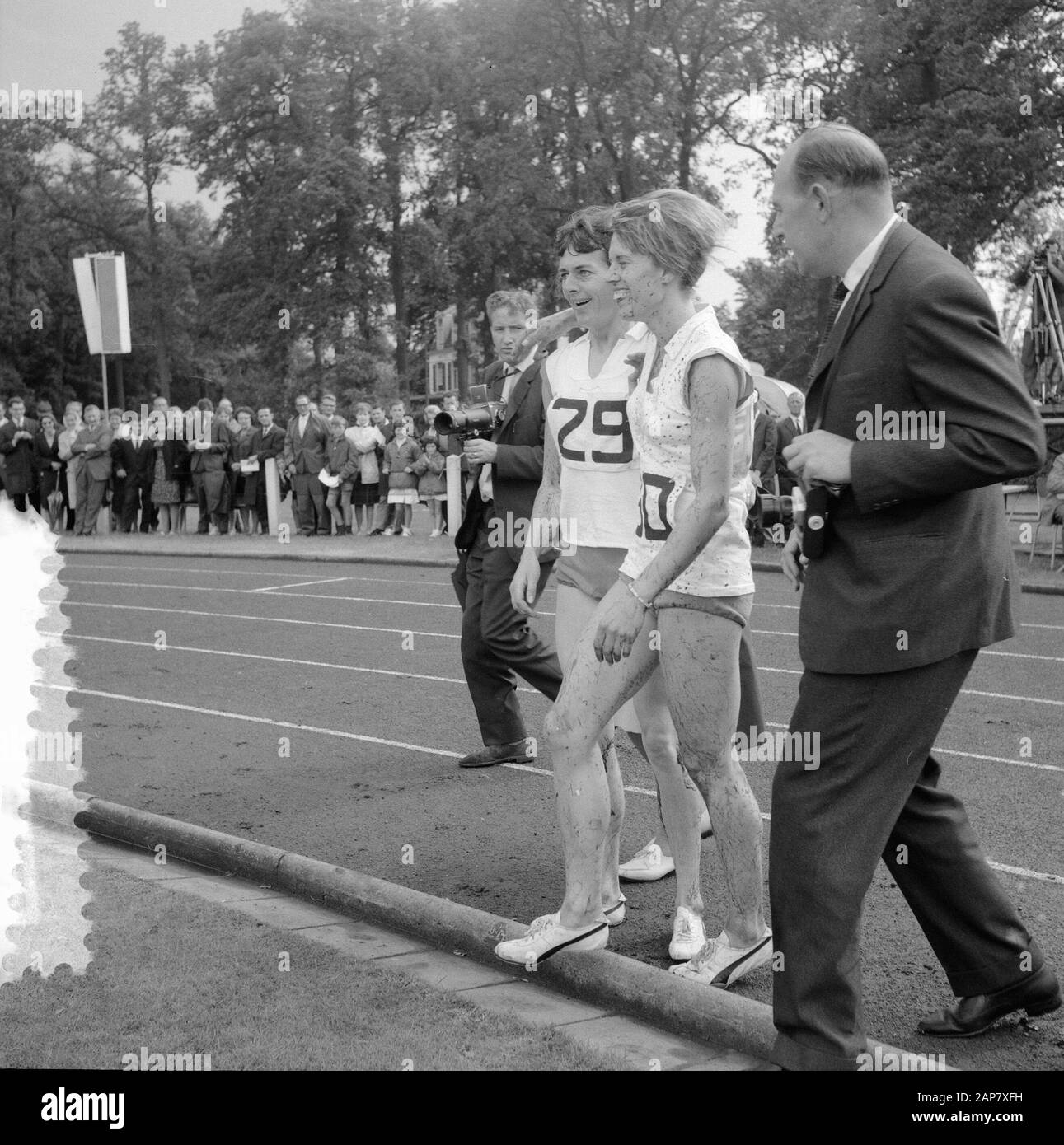 Atletica Olanda vs Polonia Signore, Gerda Kraan, J. van Eyck Vos Data: 9 agosto 1964 Località: Olanda, Polonia Parole Chiave: ATTLETICS Nome personale: J. van Eyck Vos, Crane, Gerda Foto Stock