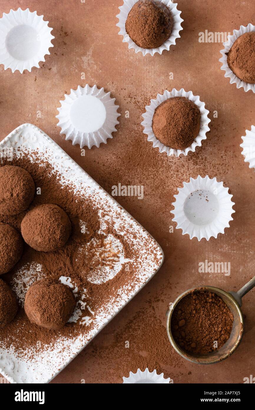 Tartufi di cioccolato ricoperti di cacao. Foto Stock