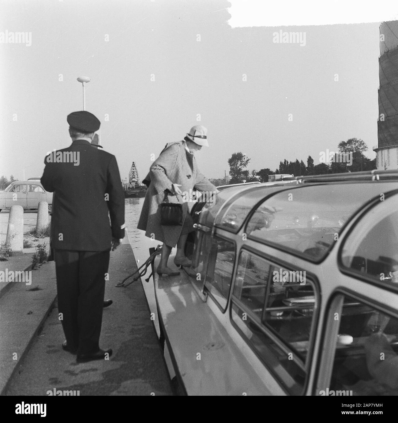 Azione Watergeus iniziato, trasporto in barca al centro Data: 1 ottobre 1964 Parole Chiave: Barche del canale Foto Stock