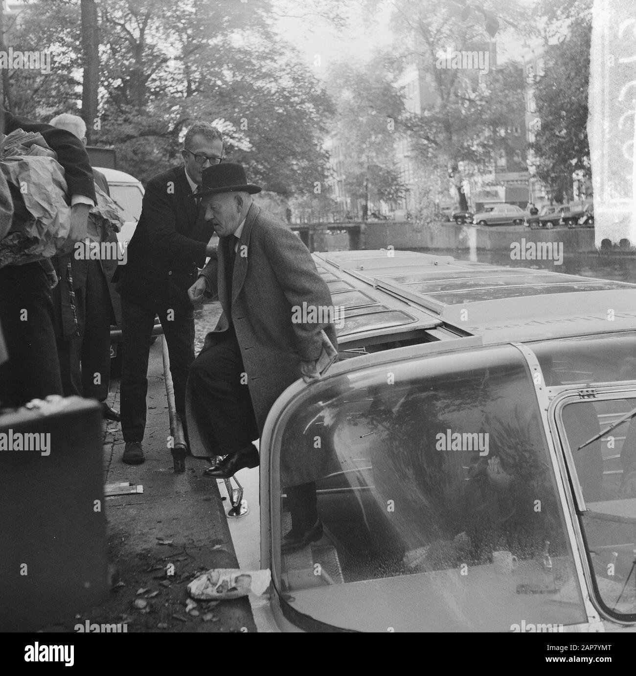Azione Watergeus iniziato, trasporto in barca al centro Data: 1 ottobre 1964 Parole Chiave: Barche del canale Foto Stock