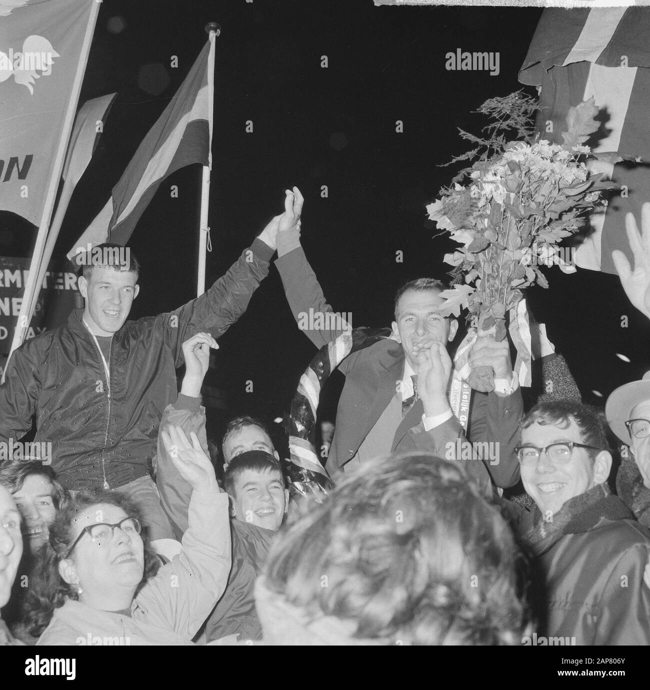 Arrivo Olympic team a Schiphol, Hoekstra e Geurte (canoa) Data: 22 ottobre 1964 luogo: Noord-Holland, Schiphol Parole Chiave: Arrivi, canoers, squadre Nome personale: HOELSTRA Foto Stock