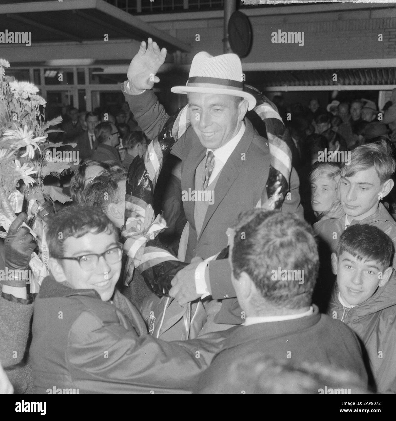 Arrivo Olympic team a Schiphol, Geurtsen (canoa) Data: 22 ottobre 1964 luogo: Noord-Holland, Schiphol Parole Chiave: Arrivi, canoe, squadre Foto Stock