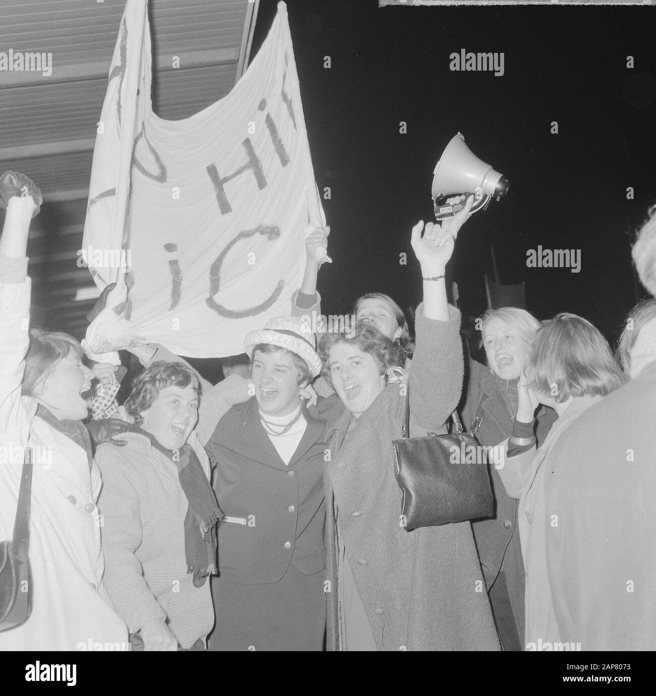 Arrivo Olympic Team A Schiphol, Erica Terpstra Data: 22 Ottobre 1964 Località: Noord-Holland, Schiphol Parole Chiave: Arrivi, Squadre Nome Personale: Erica Terpstra Foto Stock