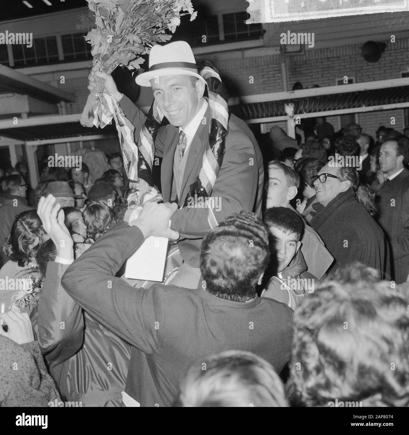 Arrivo Olympic team a Schiphol, Geurtsen (canoa) Data: 22 ottobre 1964 luogo: Noord-Holland, Schiphol Parole Chiave: Arrivi, canoe, squadre Foto Stock