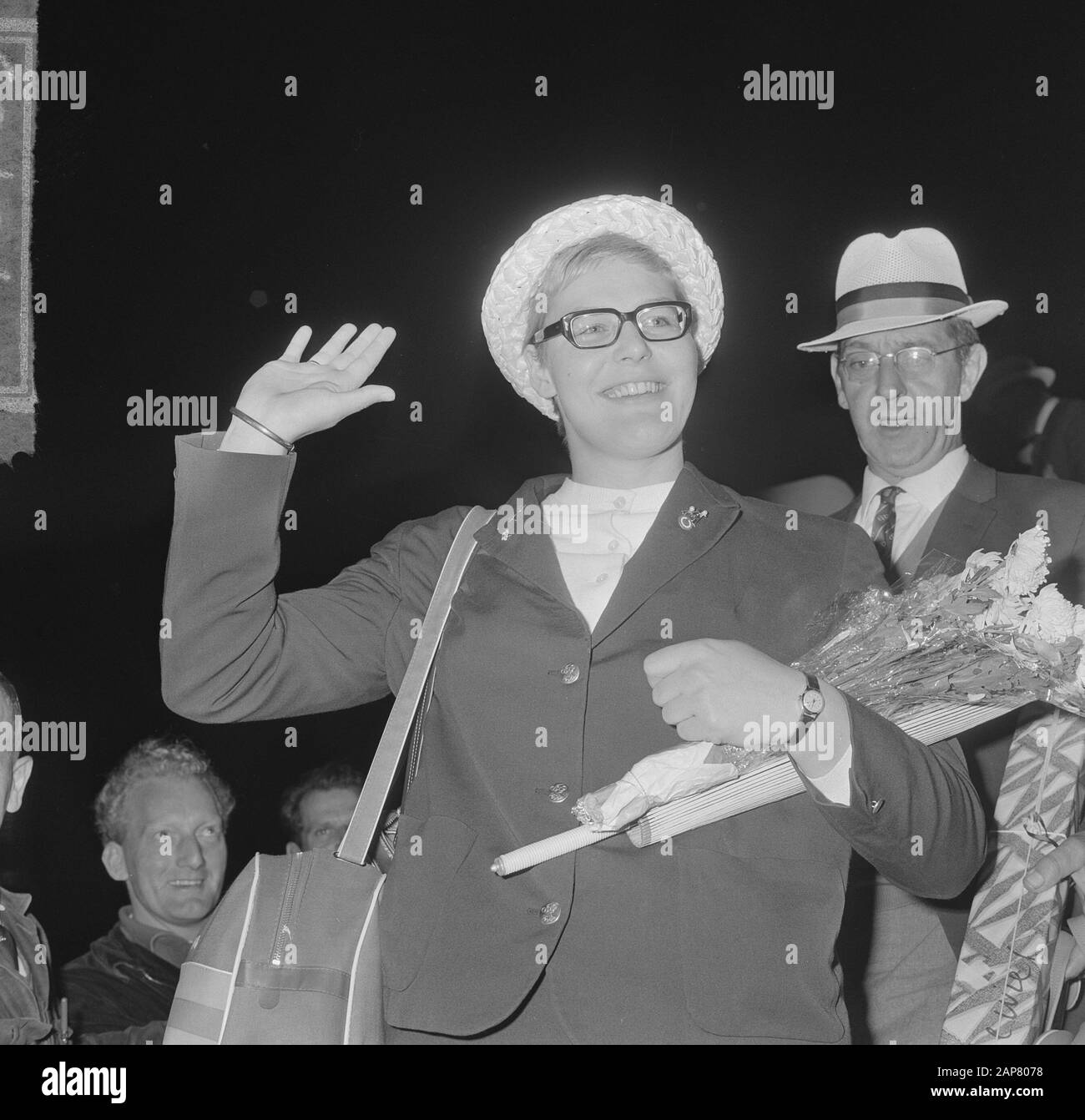 Arrival Olympic Team A Schiphol, Ada Kok Data: 22 Ottobre 1964 Località: Noord-Holland, Schiphol Parole Chiave: Arrivi, Squadre Nome Personale: Kok, Ada Foto Stock