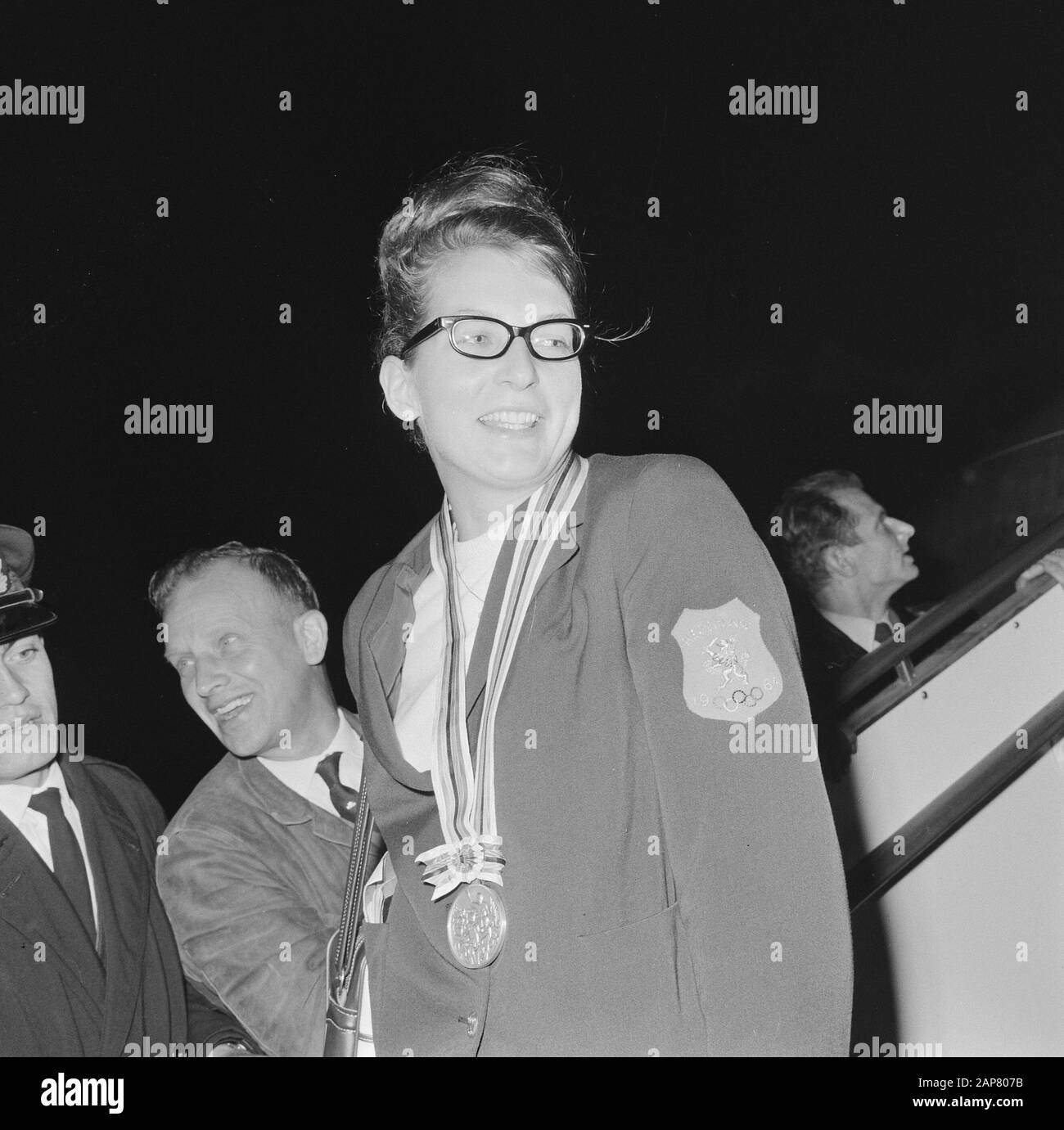 Arrival Olympic Team A Schiphol, Van Weerdenburg Data: 22 Ottobre 1964 Località: Noord-Holland, Schiphol Parole Chiave: Arrivi, Squadre Foto Stock