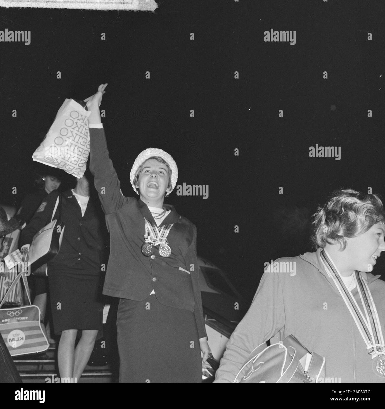 Arrivo Olympic Team A Schiphol, Erica Terpstra Data: 22 Ottobre 1964 Località: Noord-Holland, Schiphol Parole Chiave: Arrivi, Squadre Nome Personale: Erica Terpstra Foto Stock